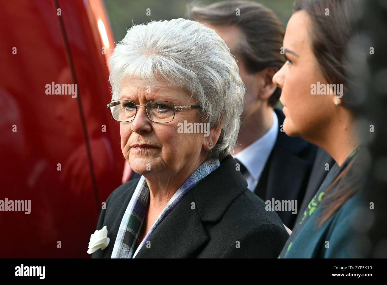 Isobel Zambonini kommt an der St Giles Cathedral in Edinburgh an, um die öffentliche Gedenkfeier für den ehemaligen schottischen Premierminister Alex Salmond zu feiern, der im vergangenen Monat im Alter von 69 Jahren starb. Bilddatum: Samstag, 30. November 2024. Stockfoto