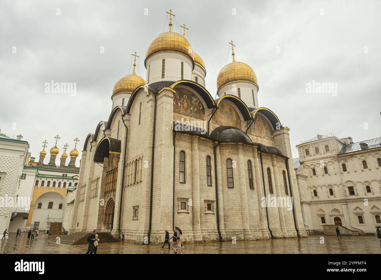 Moskau, Russland - 23. August 2024: Foto der Kirchen mit goldenen Kuppeln im Kreml, die komplizierte russisch-orthodoxe Architektur auf einem Clou zeigen Stockfoto