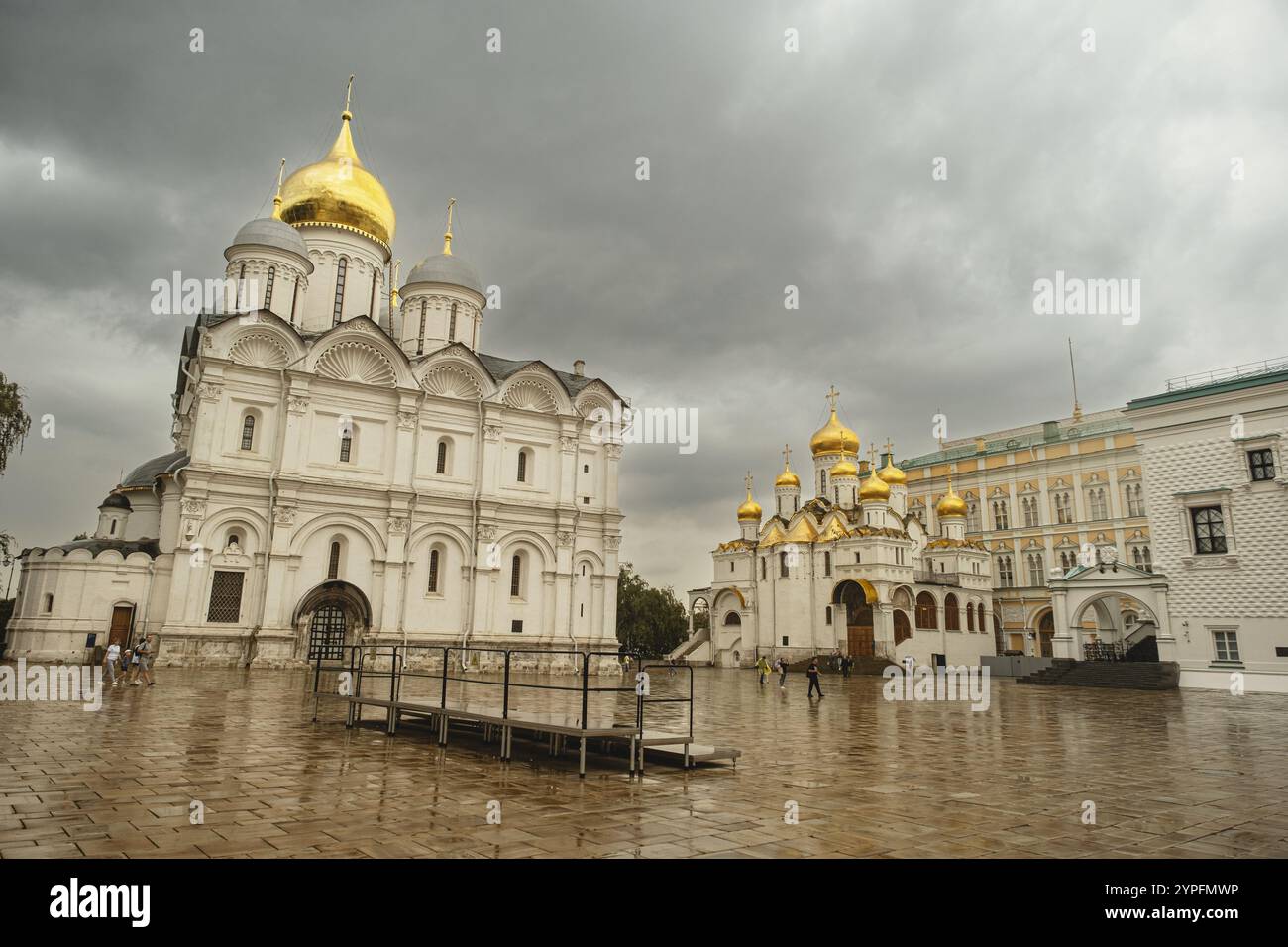 Moskau, Russland - 23. August 2024: Foto der Kirchen mit goldenen Kuppeln im Kreml, die komplizierte russisch-orthodoxe Architektur auf einem Clou zeigen Stockfoto