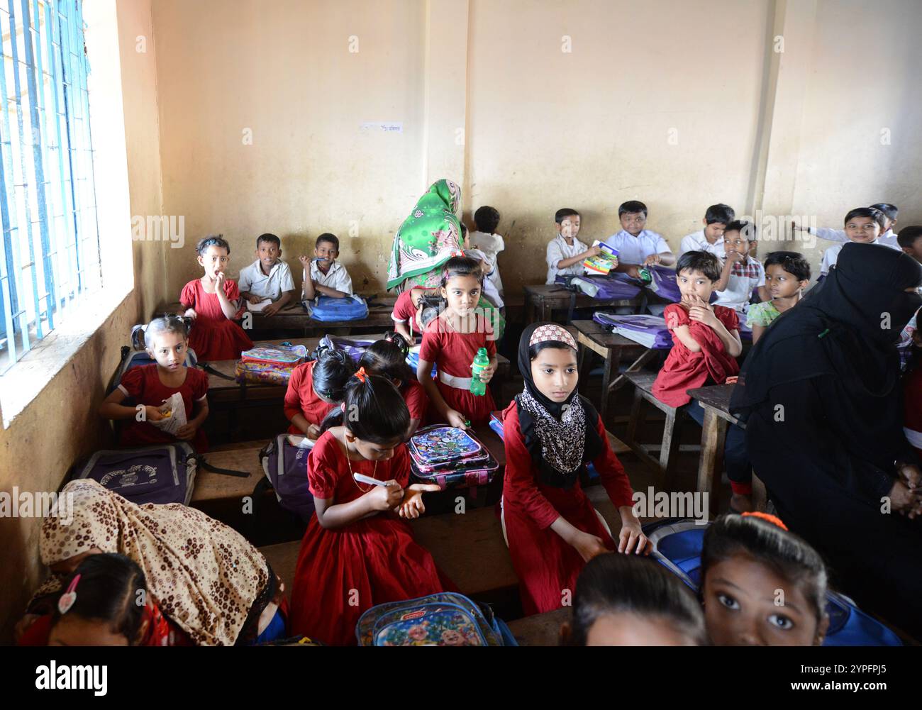 Grundschulkinder in einer kleinen örtlichen Schule am Stadtrand von Dhaka, Bangladesch. Stockfoto