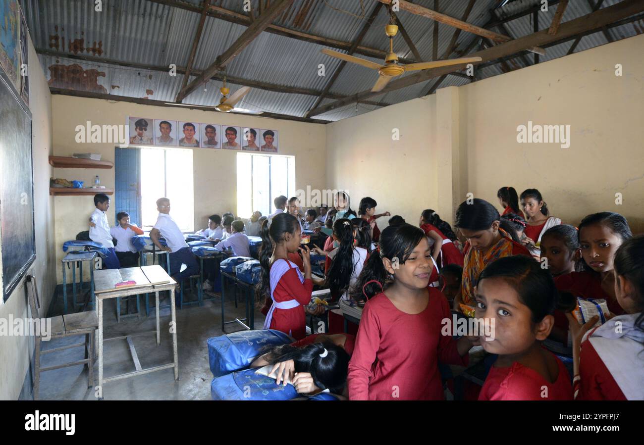 Grundschulkinder in einer kleinen örtlichen Schule am Stadtrand von Dhaka, Bangladesch. Stockfoto