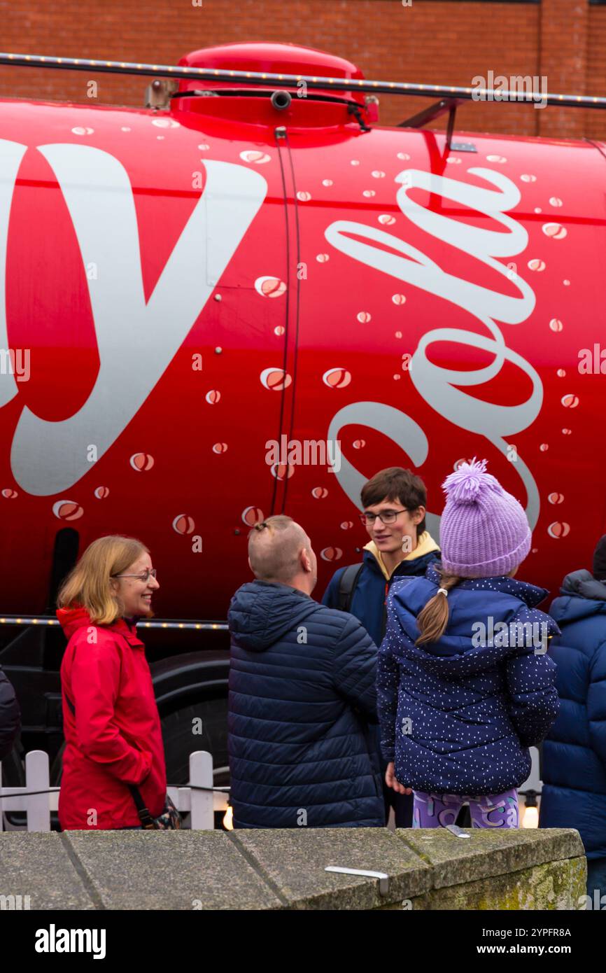 Bournemouth, Dorset, Großbritannien. 30. November 2024. Lidl's Christmas Freeway Truck kommt im Rahmen seiner ersten Great British Tour am Dreieck in Bournemouth an und besucht 9 Orte im ganzen Land. Sie bieten kostenlose Geschenke aus der Mitte von Lidl, Verkostungen und vieles mehr, während sie einige festliche Magie bis Weihnachten verbreiten. Die Menschen kommen früh dorthin, wenn sich lange Warteschlangen bilden, mit Hunderten, die hoffen, während der Lebenshaltungskrise kostenlos zu helfen. Quelle: Carolyn Jenkins/Alamy Live News Stockfoto