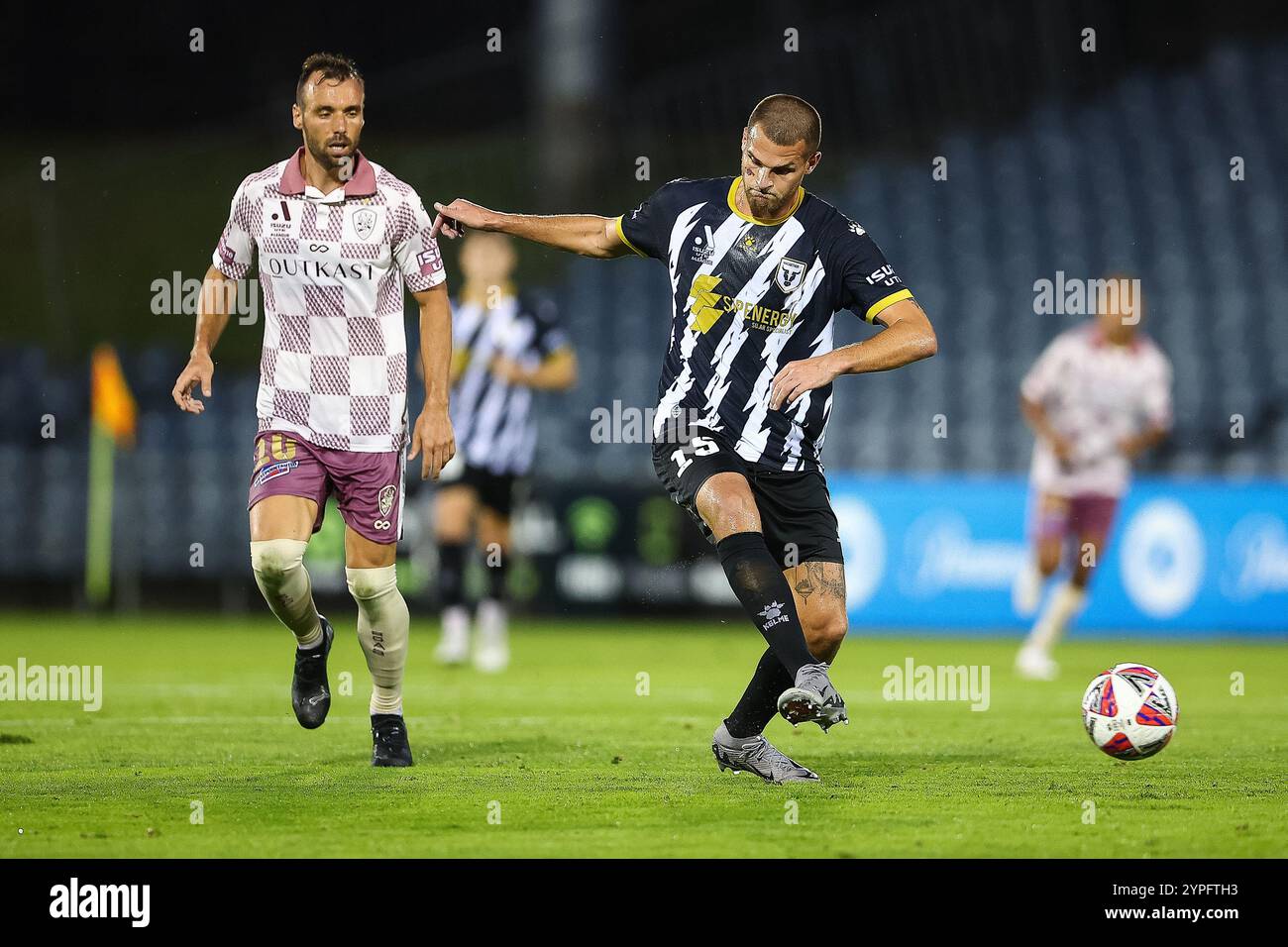 30. November 2024; Campbelltown Stadium, Sydney, NSW, Australien: A-League Football, MacArthur FC gegen Brisbane Roar; Dino Arslanagic vom Macarthur FC gibt den Ball an seinen Torwart zurück Stockfoto