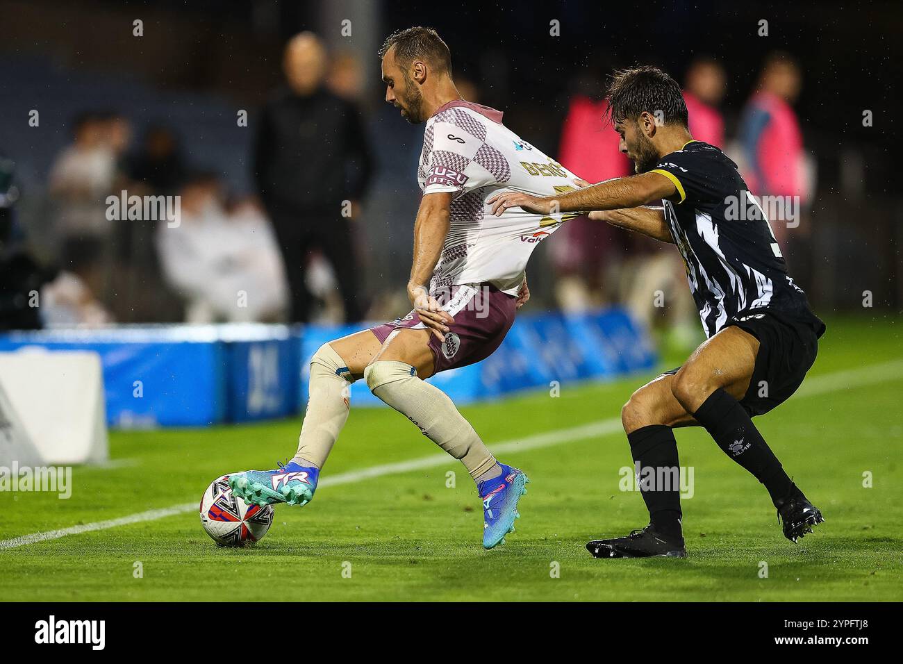 30. November 2024; Campbelltown Stadium, Sydney, NSW, Australien: A-League Football, MacArthur FC gegen Brisbane Roar; Ivan Vujica von Macarthur FC zieht das Trikot von Florin Berenguer aus Brisbane Roar Stockfoto