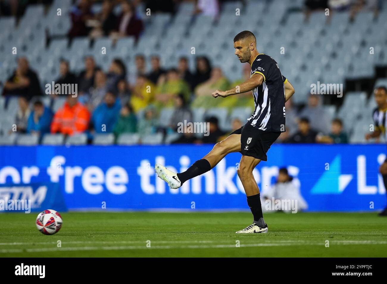 30. November 2024; Campbelltown Stadium, Sydney, NSW, Australien: A-League Football, MacArthur FC gegen Brisbane Roar; Tomislav Uskok vom Macarthur FC übergibt den Ball Stockfoto