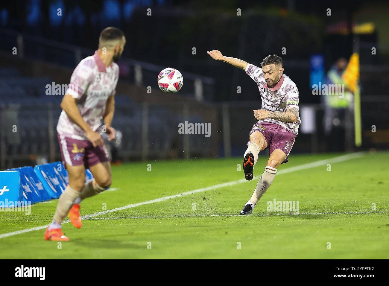 30. November 2024; Campbelltown Stadium, Sydney, NSW, Australien: A-League Football, MacArthur FC gegen Brisbane Roar; James O’Shea von Brisbane Roar räumt den Ball aus der Verteidigung Stockfoto