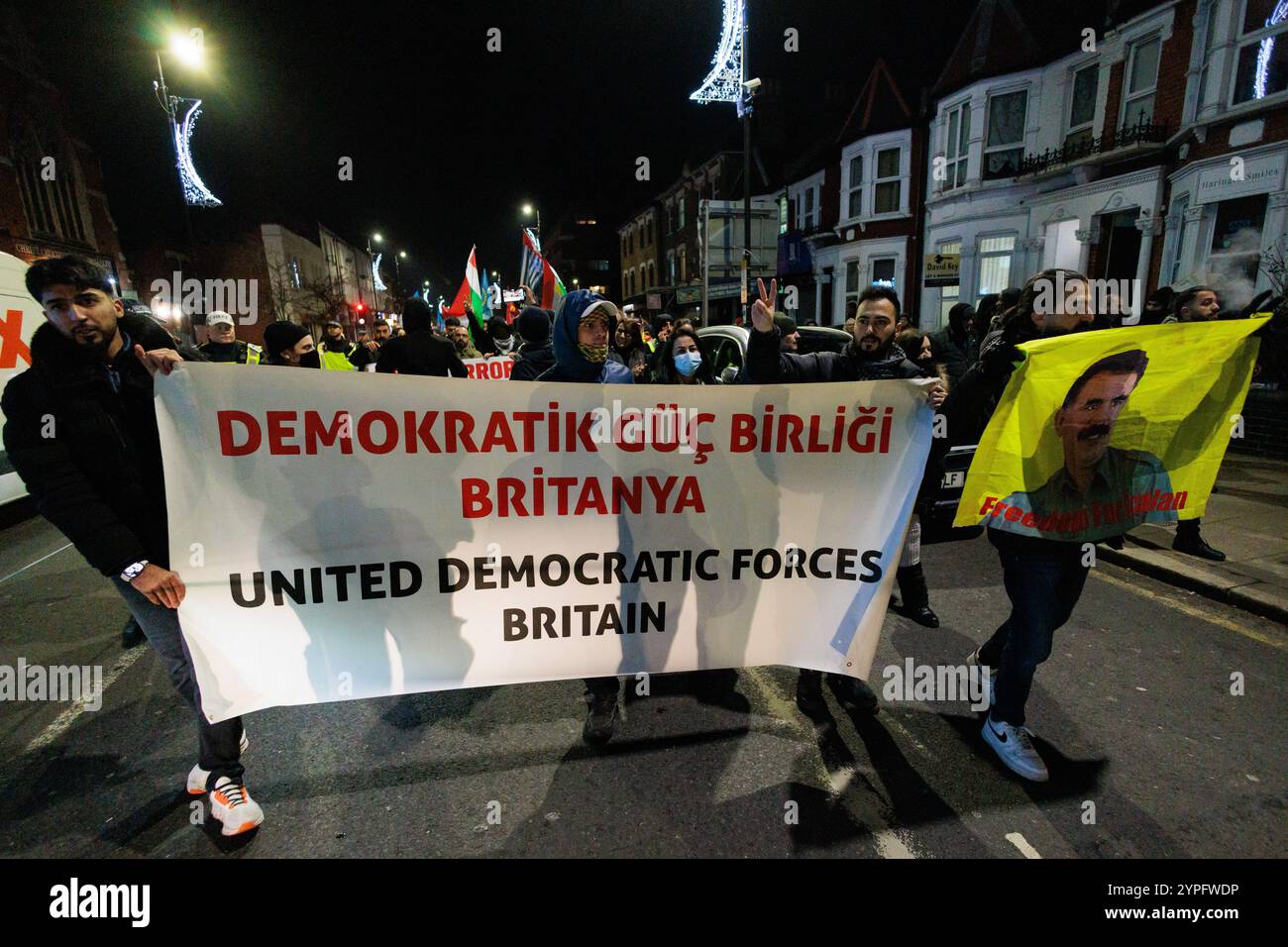 London, Großbritannien. November 2024. Hunderte von Mitgliedern der kurdischen Gemeinde und Unterstützer marschieren durch Haringey, um in der Nähe des Kurdischen Gemeindezentrums (KCC) zu protestieren. Die Metropolitan Police hatte den KCC einen Tag zuvor überfallen und sieben Personen wegen angeblicher Beteiligung an der Kurdistan Workers’ Party (PKK), einer seit 2001 verbotenen Organisation im Vereinigten Königreich, festgenommen. Quelle: Mark Kerrison/Alamy Live News Stockfoto