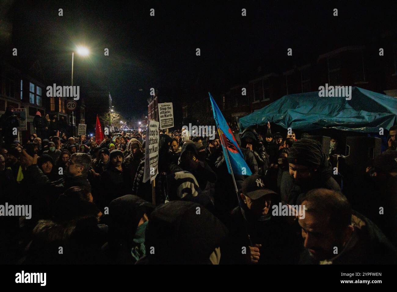 London, Großbritannien. November 2024. Hunderte von Mitgliedern der kurdischen Gemeinschaft und Unterstützer protestieren in der Nähe des Kurdischen Gemeindezentrums (KCC). Die Metropolitan Police hatte den KCC einen Tag zuvor überfallen und sieben Personen wegen angeblicher Beteiligung an der Kurdistan Workers’ Party (PKK), einer seit 2001 verbotenen Organisation im Vereinigten Königreich, festgenommen. Quelle: Mark Kerrison/Alamy Live News Stockfoto