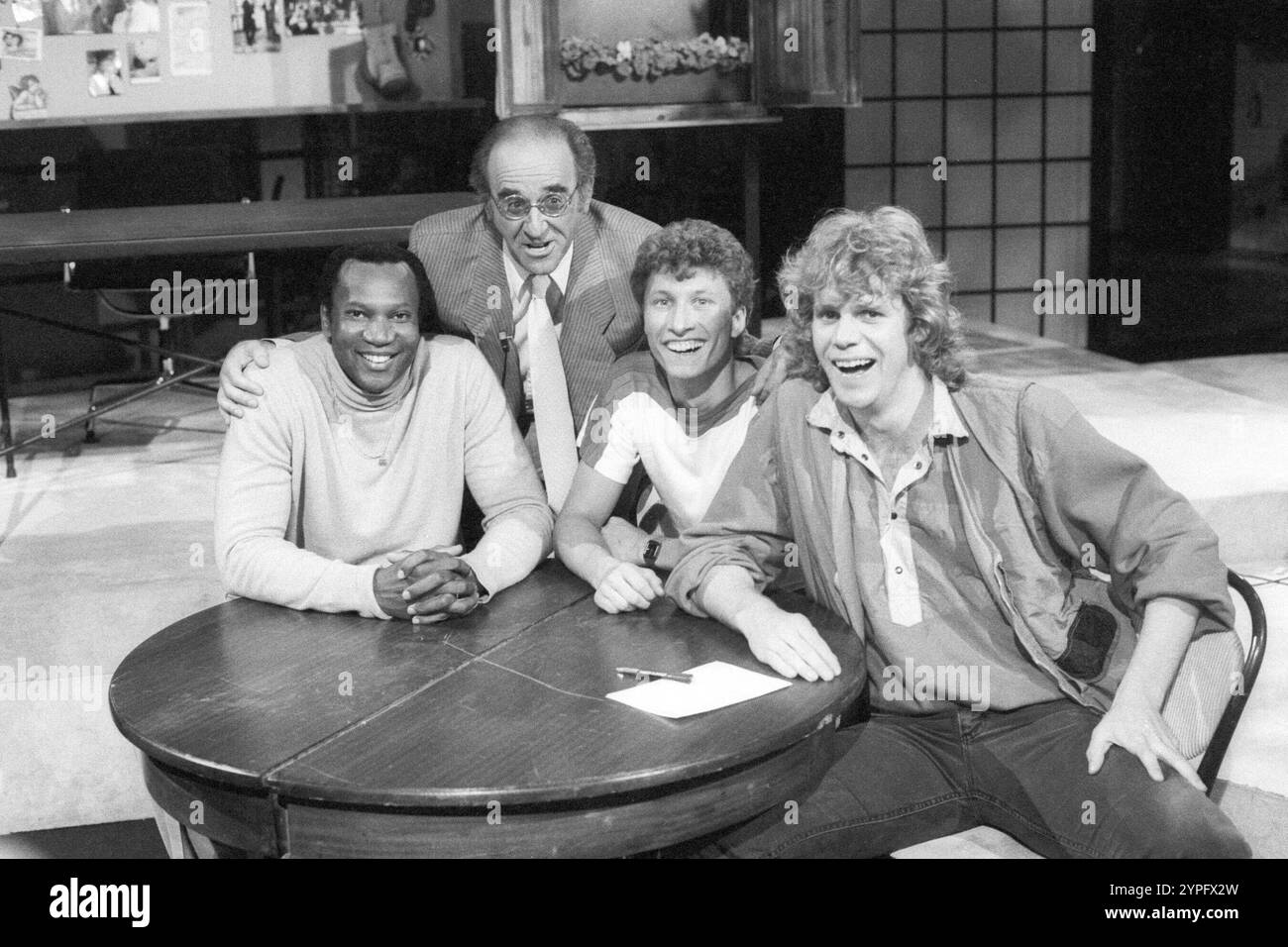 Simon Estes, Alfred Biolek, Norbert Schramm und Al Corley v. li. 06/83 VZ Simon Estes, Alfred Biolek, Norbert Schramm und Al Corley v. li. Bei Bio ARD im Juni 1983 TV Fernsehen Fernsehsendung Show Musikshow USA US-amerikanischer amerikanischer amerikanischer amerikanischer amerikanischer amerikanischer amerikanischer amerikanischer amerikanischer deutscher deutscher deutscher Mann Mann Gesang Opernsänger Sänger Bassbariton Schauspiel Musik Musiker Pop Popmusik ex ehemaliger Eiskunstläufer Moderator Moderator Moderator Moderator Stockfoto