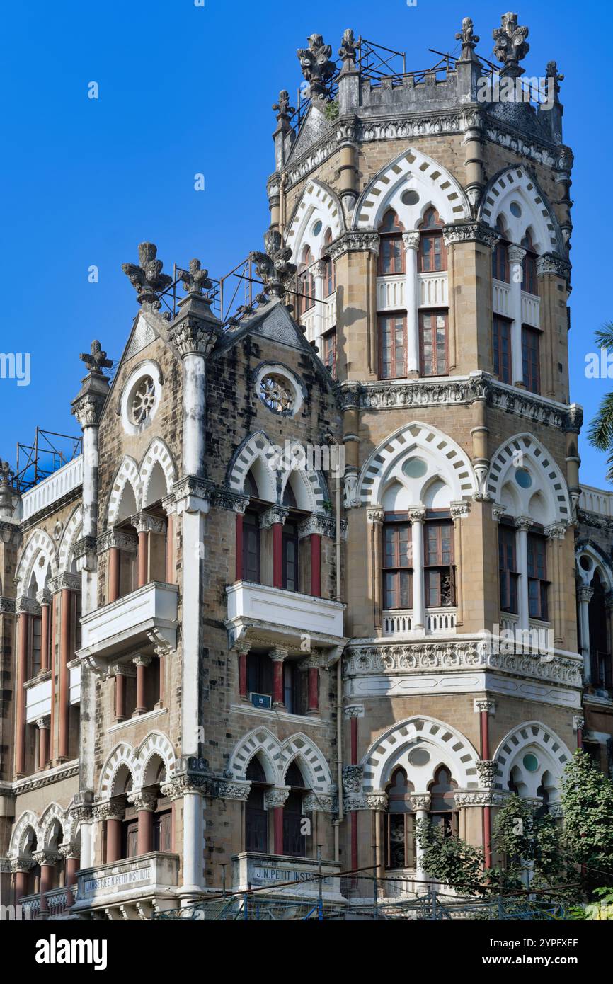 Ein Gebäude aus der Kolonialzeit im Windsor-Stil in der Dadabhai Naoroji Road (D.N. Road) in Fort Area, Mumbai, Indien Stockfoto