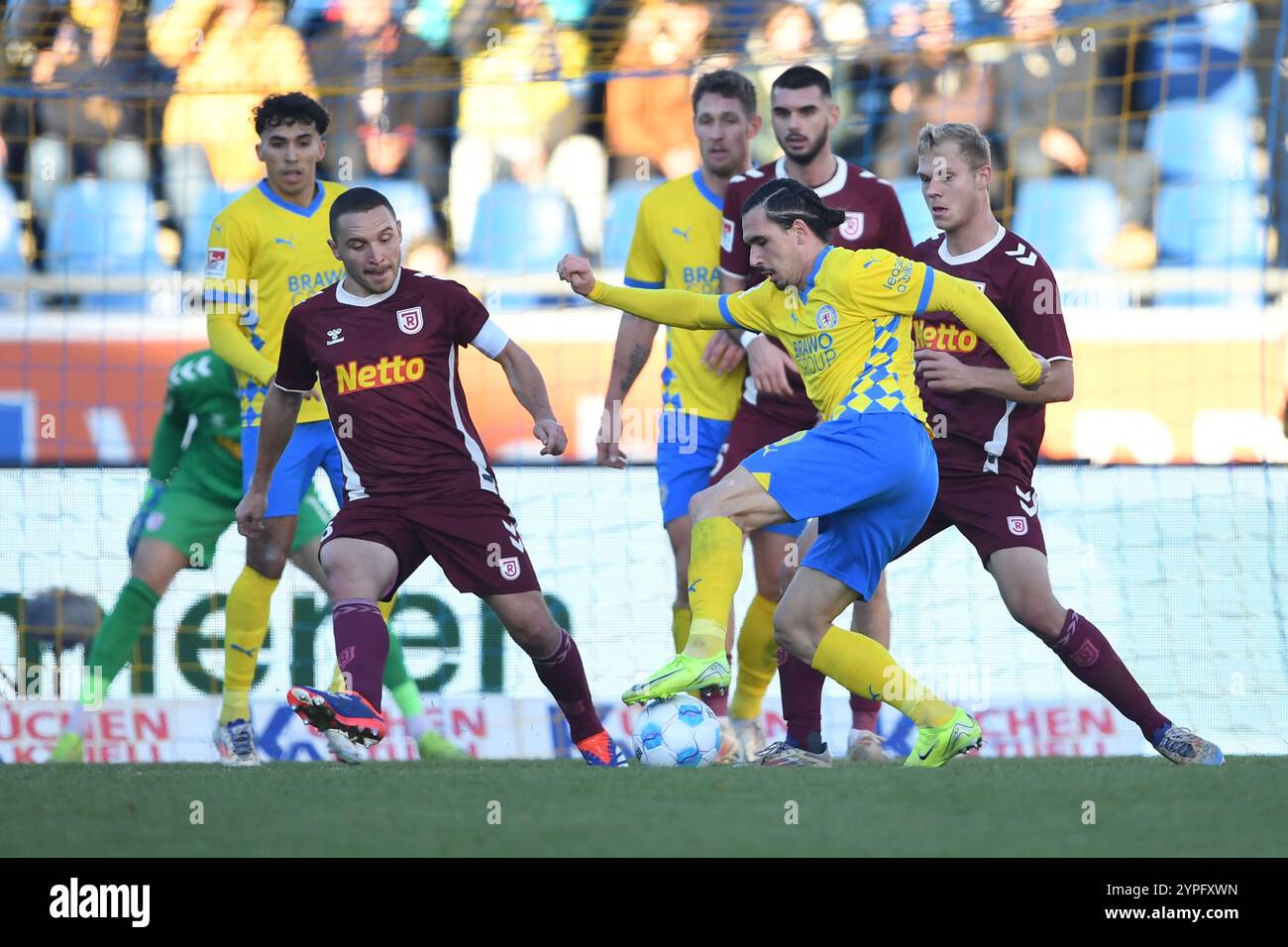 Braunschweig, Deutschland. November 2024 30. Fußball: Bundesliga 2, Eintracht Braunschweig - Jahn Regensburg, Spieltag 14, Eintracht Stadion. Braunschweigs Rayan Philippe spielt gegen Regensburgs Louis Breunig (r). Hinweis: Swen Pförtner/dpa - WICHTIGER HINWEIS: Gemäß den Vorschriften der DFL Deutschen Fußball-Liga und des DFB Deutschen Fußball-Bundes ist es verboten, im Stadion und/oder des Spiels aufgenommene Fotografien in Form von sequenziellen Bildern und/oder videoähnlichen Fotoserien zu verwenden oder zu verwenden./dpa/Alamy Live News Stockfoto