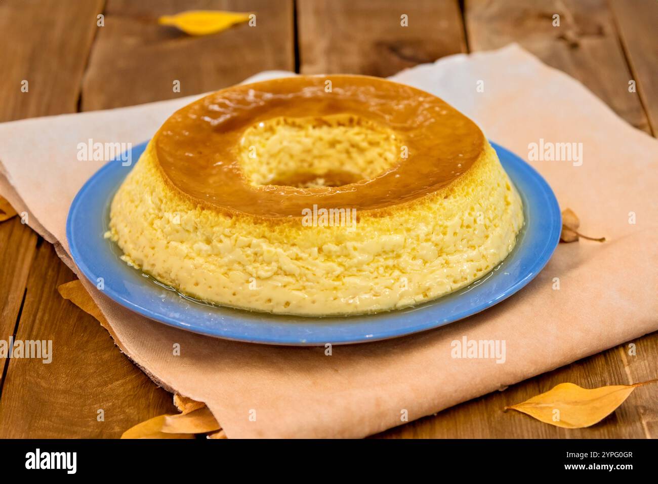 Milch und Eier Pudding oder Pudim de leite. Brasilianisches Dessert hausgemachter Karamellpudding. Traditioneller brasilianischer Flan Stockfoto