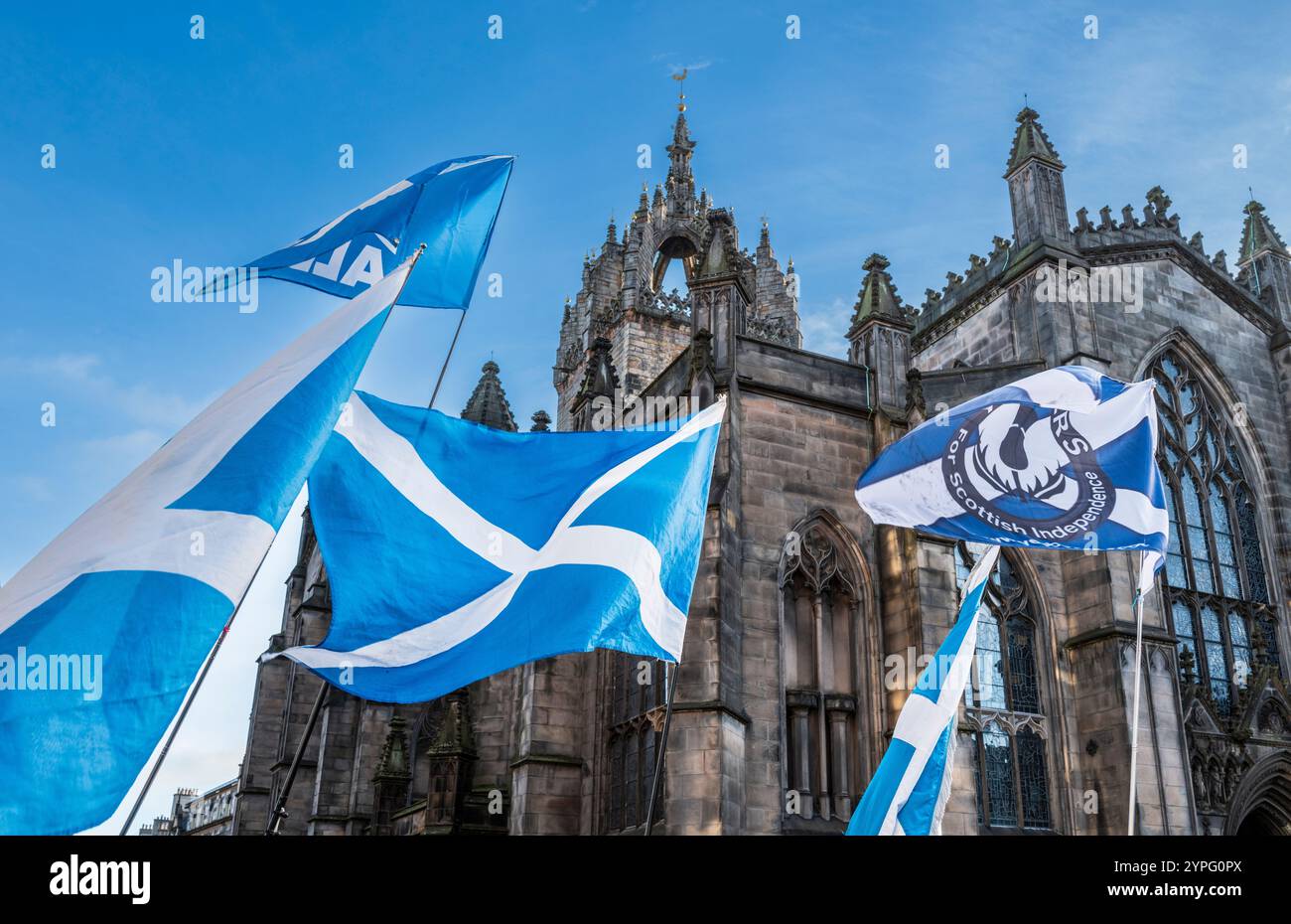 EDINBURGH, SCHOTTLAND - 30. November 2024 Menschenmassen versammeln sich zum Alex Salmond Memorial in der St. Giles Cathedral auf der Royal Mile Stockfoto