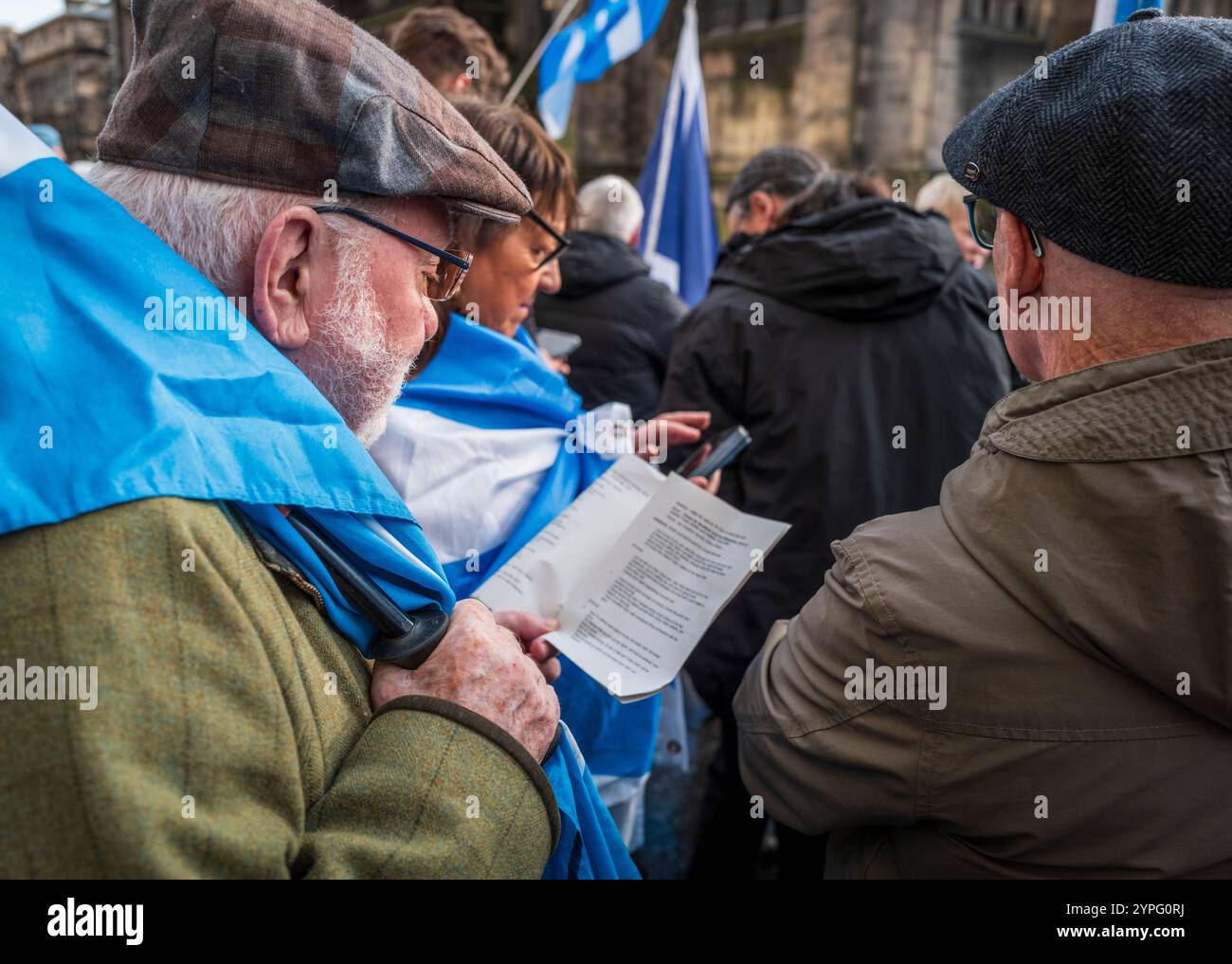 EDINBURGH, SCHOTTLAND - 30. November 2024 Menschenmassen versammeln sich zum Alex Salmond Memorial in der St. Giles Cathedral auf der Royal Mile Stockfoto