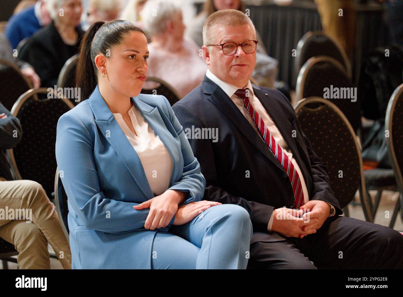 Wuppertal, Deutschland. November 2024 30. Die stellvertretende Bezirksvorsitzende Derya Altunok und der ehemalige Präsident des Verfassungsschutzamtes Thomas Haldenwang erwarten das Ergebnis der Wahl des CDU-Direktkandidaten für den Bundestag für den Wahlkreis Wuppertal II. Quelle: Henning Kaiser/dpa/Alamy Live News Stockfoto