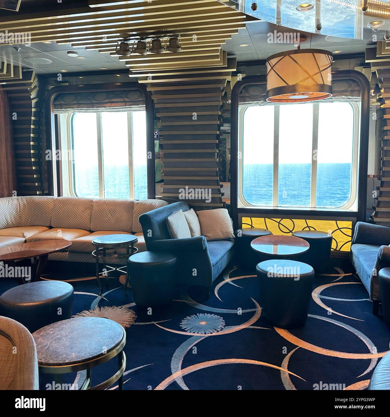 Ein Sitzbereich mit Fenstern auf dem Royal Princess Kreuzfahrtschiff während einer Westkaribischen Kreuzfahrt - Smartphone-aufgenommenes Stockfoto