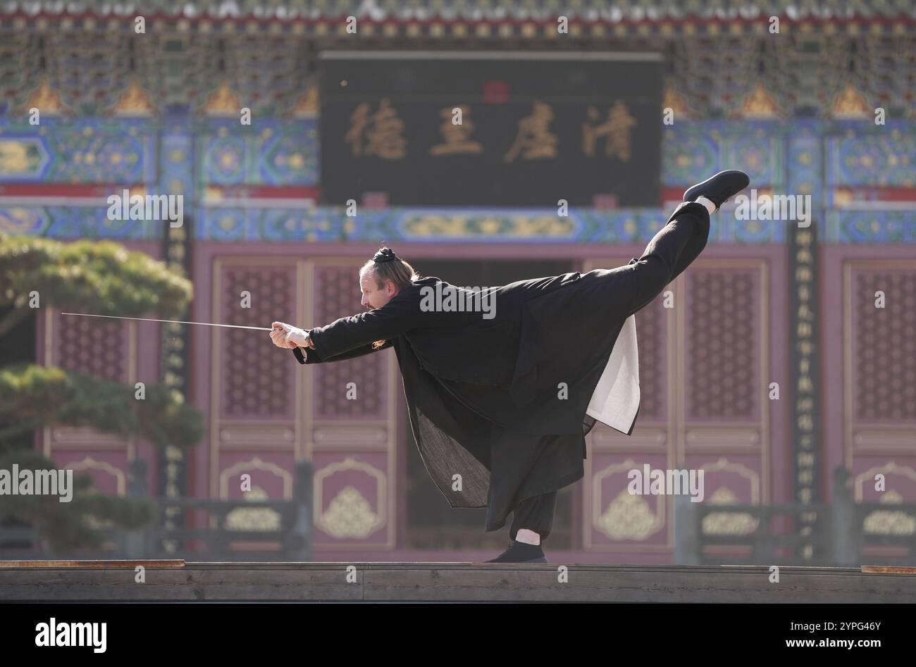 (241130) -- SHIYAN, 30. November 2024 (Xinhua) -- Jake Pinnick übt Kampfkunst im Yuxu Gong Tempel in der Stadt Shiyan in der zentralchinesischen Provinz Hubei, 29. November 2024. Jake Pinnick, ein Amerikaner, der 2010 zum Wudang Mountain reiste, um Kampfkunst zu studieren, dient heute als Ausbilder und vermittelt einem globalen Publikum Wissen über Tai Chi und die chinesische Kultur. Tai Chi, eine jahrhundertealte chinesische Kampfkunst, die sich sowohl auf innere als auch äußere Praktiken konzentriert, beinhaltet eine Reihe langsamer, sanfter Bewegungen und Körperhaltungen, einen meditativen Geisteszustand und kontrolliertes Atmen. Statistiken zeigen, dass V Stockfoto (241130) -- SHIYAN, 30. November 2024 (Xinhua) -- Jake Pinnick übt Kampfkunst im Yuxu Gong Tempel in der Stadt Shiyan in der zentralchinesischen Provinz Hubei, 29. November 2024. Jake Pinnick, ein Amerikaner, der 2010 zum Wudang Mountain reiste, um Kampfkunst zu studieren, dient heute als Ausbilder und vermittelt einem globalen Publikum Wissen über Tai Chi und die chinesische Kultur. Tai Chi, eine jahrhundertealte chinesische Kampfkunst, die sich sowohl auf innere als auch äußere Praktiken konzentriert, beinhaltet eine Reihe langsamer, sanfter Bewegungen und Körperhaltungen, einen meditativen Geisteszustand und kontrolliertes Atmen. Statistiken zeigen, dass V Stockfoto
