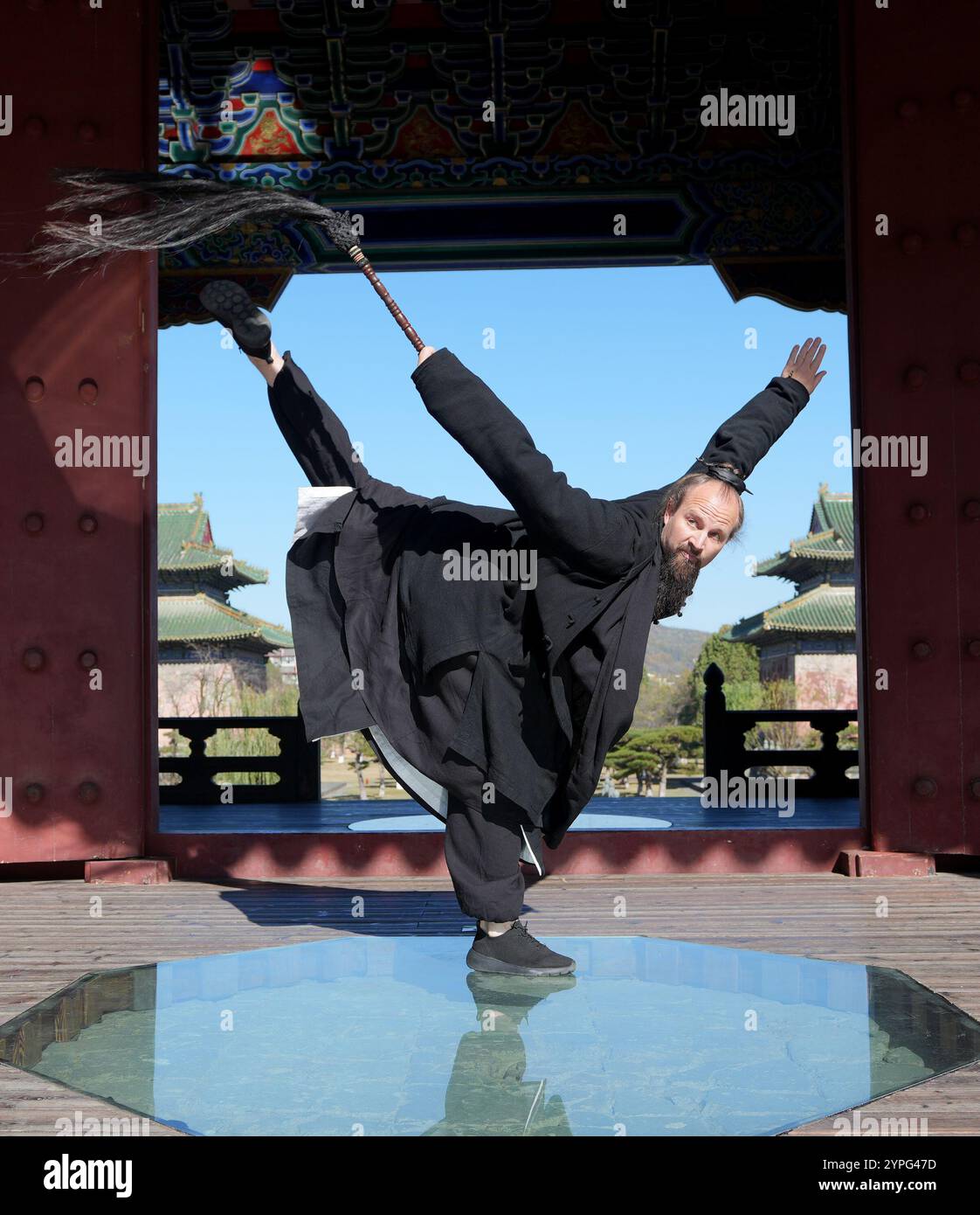 (241130) -- SHIYAN, 30. November 2024 (Xinhua) -- Jake Pinnick übt Kampfkunst im Yuxu Gong Tempel in der Stadt Shiyan in der zentralchinesischen Provinz Hubei, 29. November 2024. Jake Pinnick, ein Amerikaner, der 2010 zum Wudang Mountain reiste, um Kampfkunst zu studieren, dient heute als Ausbilder und vermittelt einem globalen Publikum Wissen über Tai Chi und die chinesische Kultur. Tai Chi, eine jahrhundertealte chinesische Kampfkunst, die sich sowohl auf innere als auch äußere Praktiken konzentriert, beinhaltet eine Reihe langsamer, sanfter Bewegungen und Körperhaltungen, einen meditativen Geisteszustand und kontrolliertes Atmen. Statistiken zeigen, dass V Stockfoto (241130) -- SHIYAN, 30. November 2024 (Xinhua) -- Jake Pinnick übt Kampfkunst im Yuxu Gong Tempel in der Stadt Shiyan in der zentralchinesischen Provinz Hubei, 29. November 2024. Jake Pinnick, ein Amerikaner, der 2010 zum Wudang Mountain reiste, um Kampfkunst zu studieren, dient heute als Ausbilder und vermittelt einem globalen Publikum Wissen über Tai Chi und die chinesische Kultur. Tai Chi, eine jahrhundertealte chinesische Kampfkunst, die sich sowohl auf innere als auch äußere Praktiken konzentriert, beinhaltet eine Reihe langsamer, sanfter Bewegungen und Körperhaltungen, einen meditativen Geisteszustand und kontrolliertes Atmen. Statistiken zeigen, dass V Stockfoto