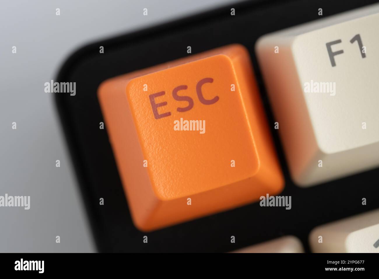 Nahaufnahme der orangefarbenen esc-Taste auf der Computertastatur Stockfoto