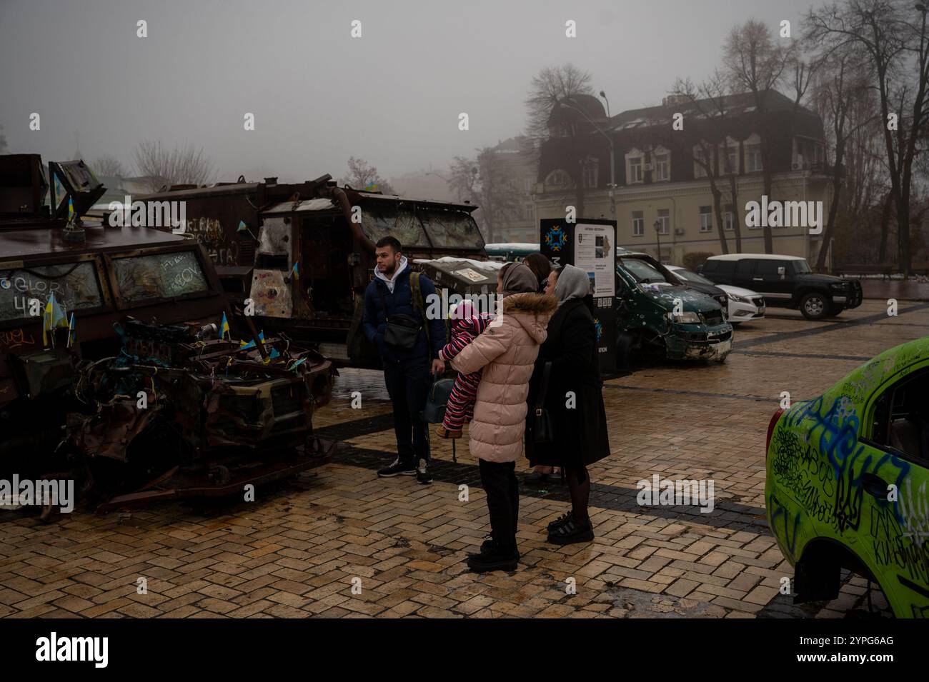 Am 30. November 2024 sehen sich die Menschen zerstörte russische Militärausrüstung auf dem Mykhailivska-Platz, Kiew, Ukraine an. (Foto: Matthew Rodier/SIPA USA) Credit: SIPA US/Alamy Live News Stockfoto