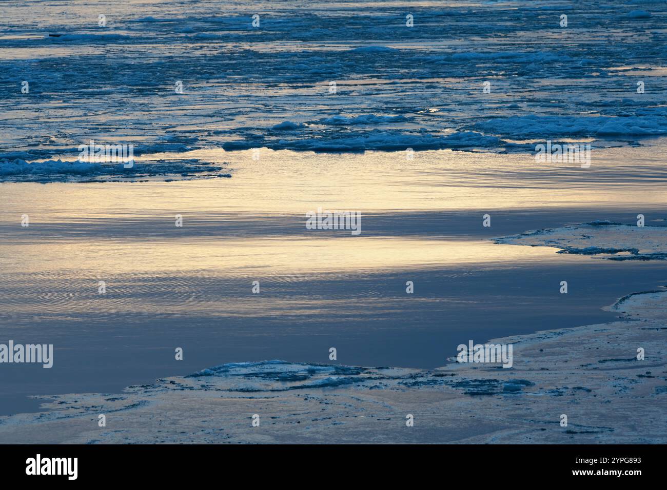 Gefrorenes Meer bei Sonnenuntergang Stockfoto