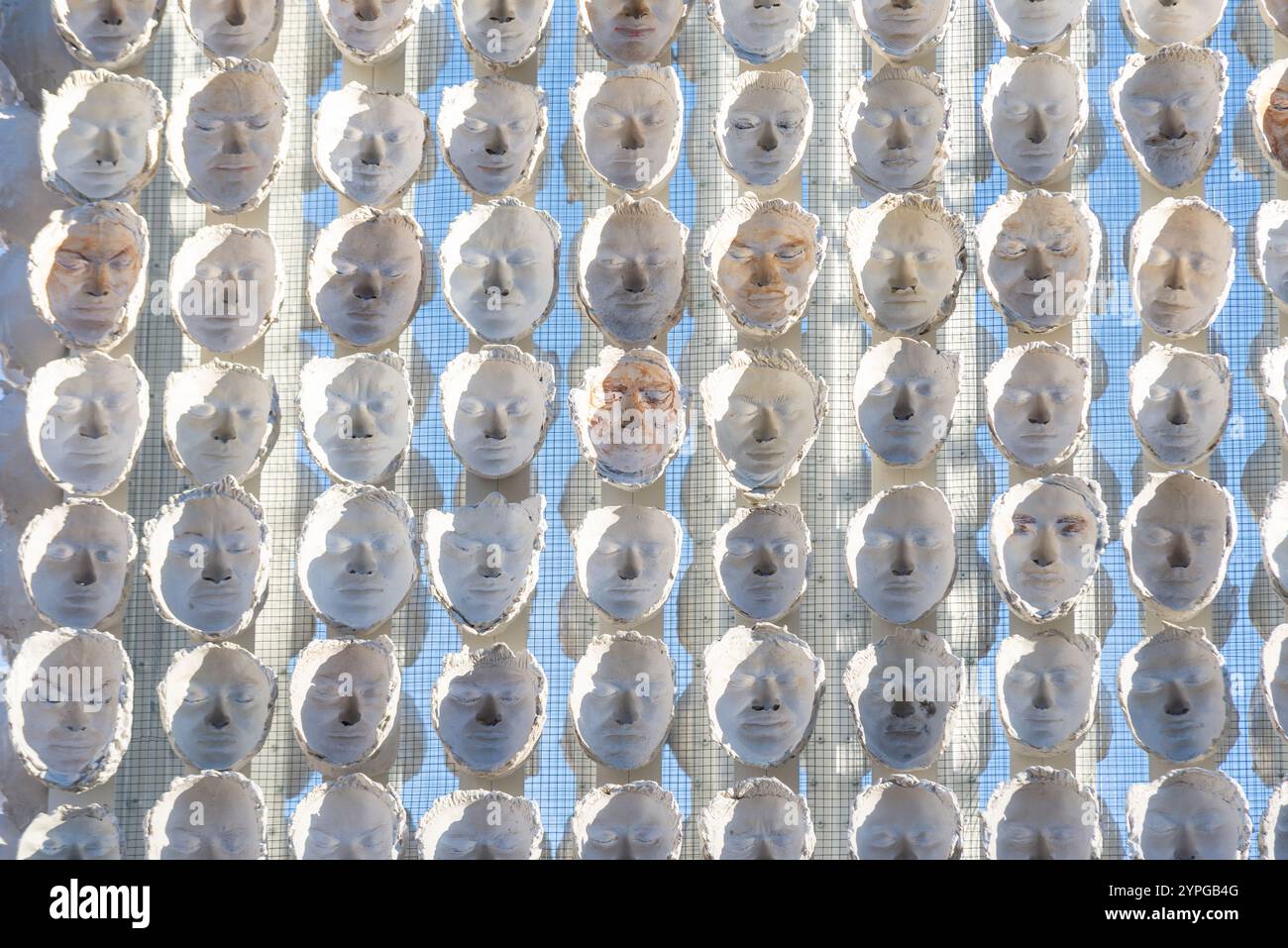 850 Improntas (850 Prägungen), Kunstform auf dem vierten Sockel in Trafalgar Square, London, UK. Abgüsse von Gesichtern von 850 Transmenschen aus aller Welt Stockfoto