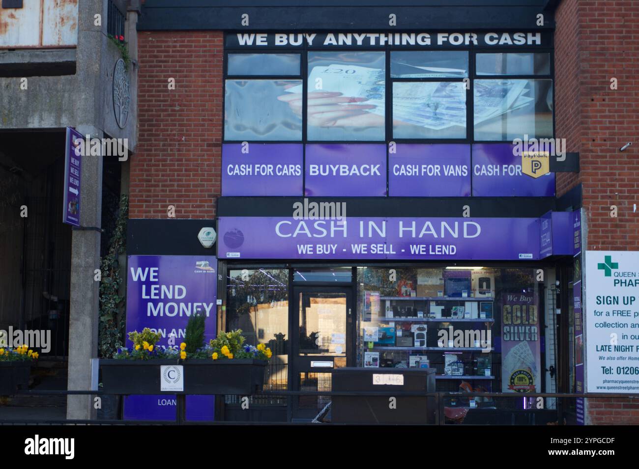 Bargeld in Hand Pfandmakler in Queen Street, Colchester, Essex. Stockfoto