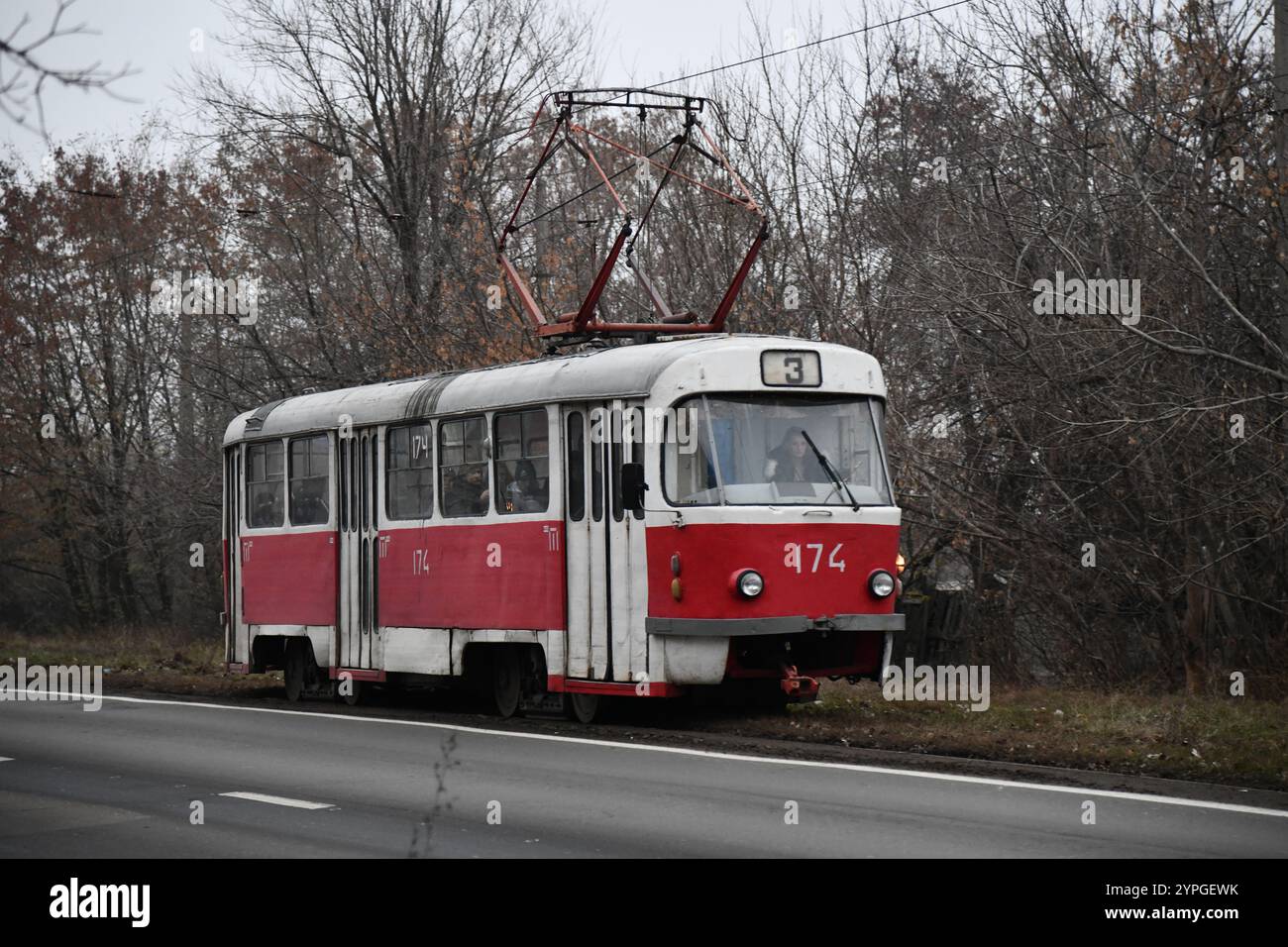 Klassische Straßenbahn in Lissabon, Portugal an einem Herbsttag Stockfoto