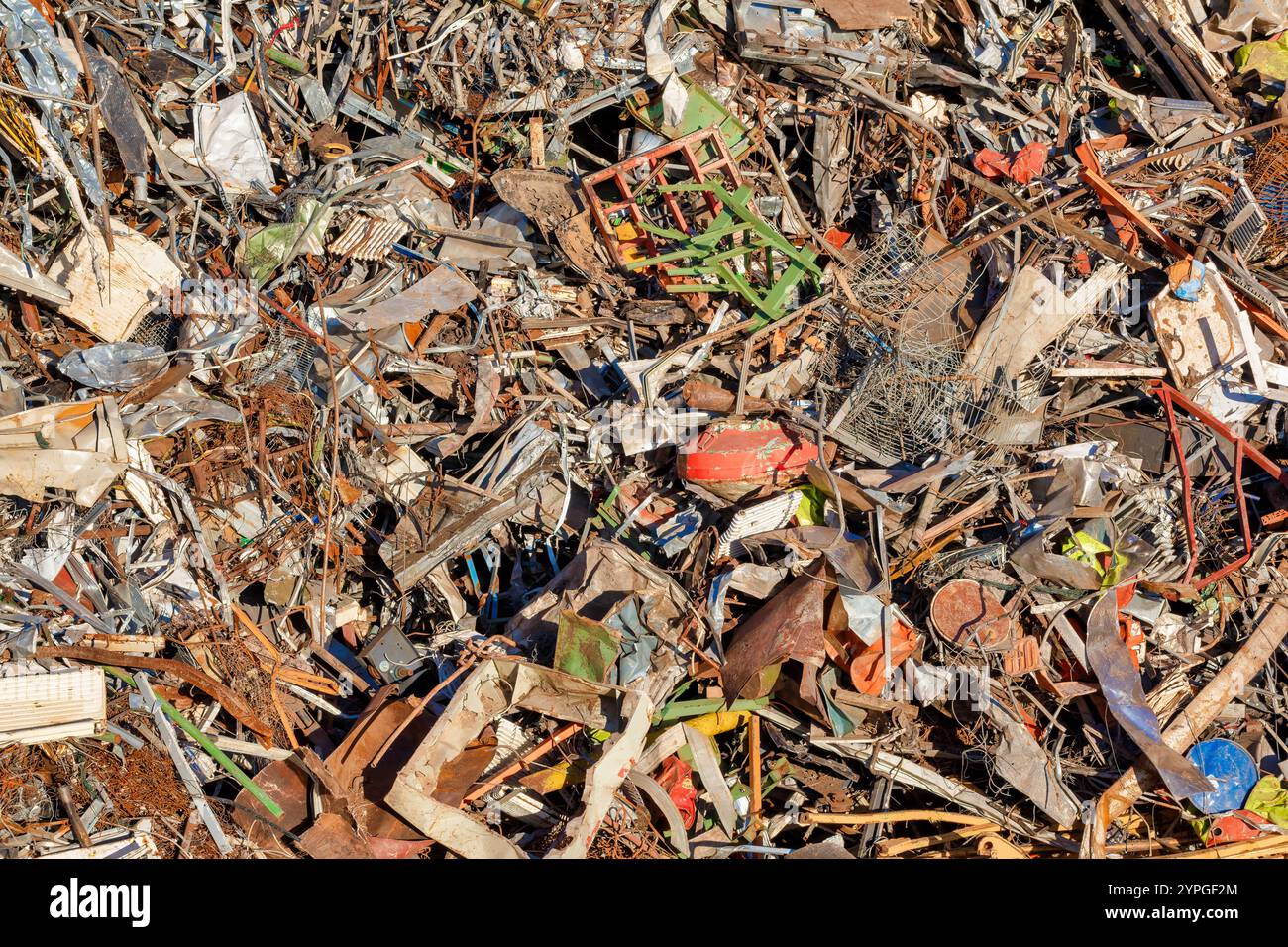 Schrott-Textur-Hintergrund - gebogenes Mülleimer für Recycling und Industriedesign Stockfoto