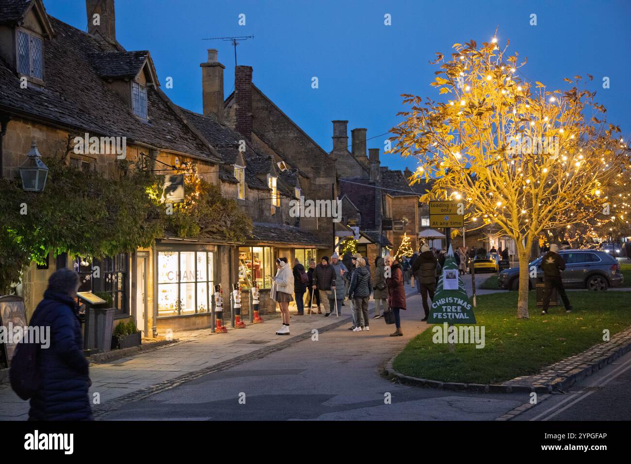 Weihnachtliche Einkäufe im Dorf Broadway in den Cotswolds im Jahr 2024, mit der wunderschönen Weihnachtsdekoration Stockfoto