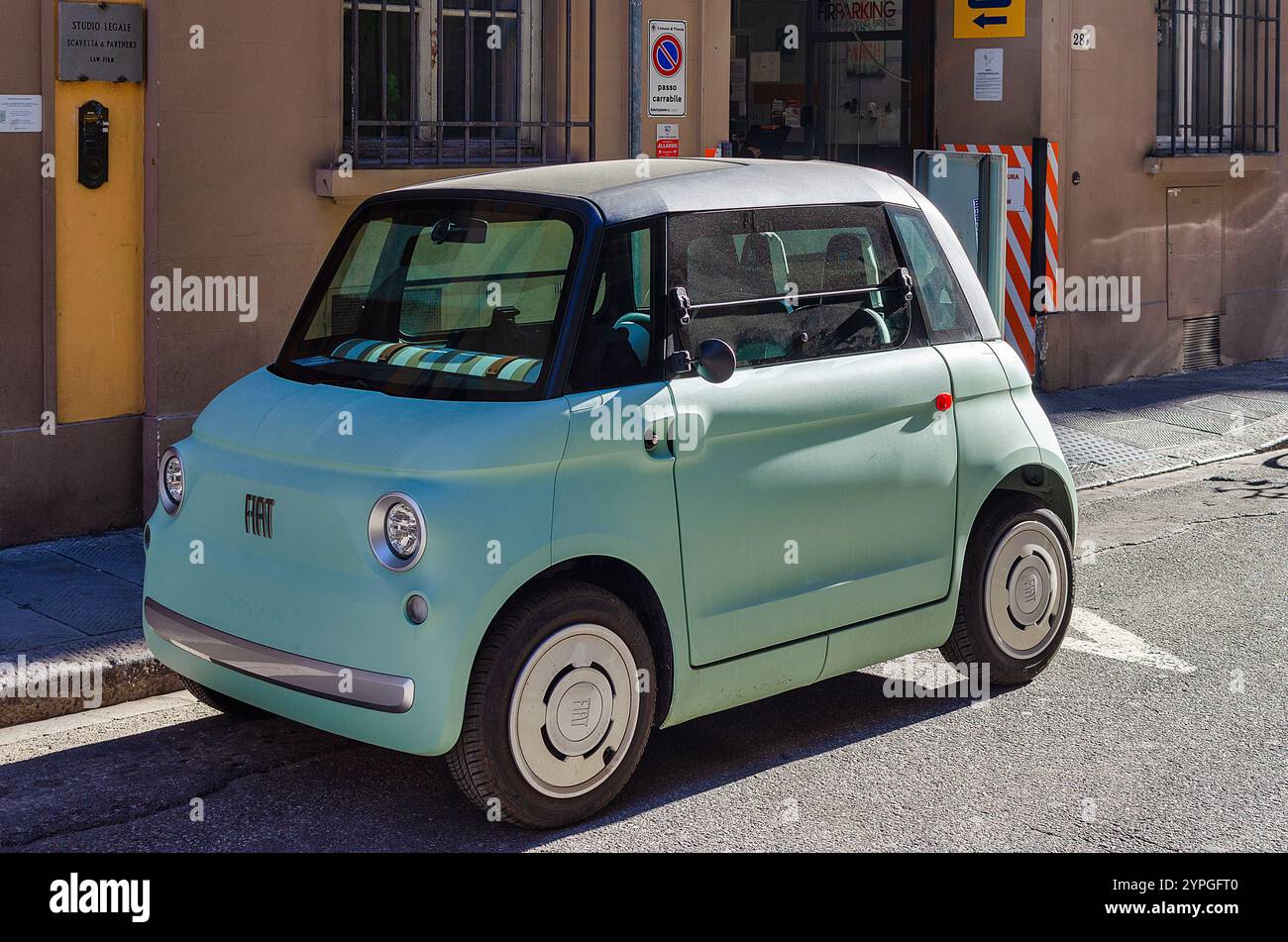 Florenz, Italien; 16. November 2024: Das vollelektrische Fiat Topolino-Vierrad parkt in einer Straße der Stadt Stockfoto