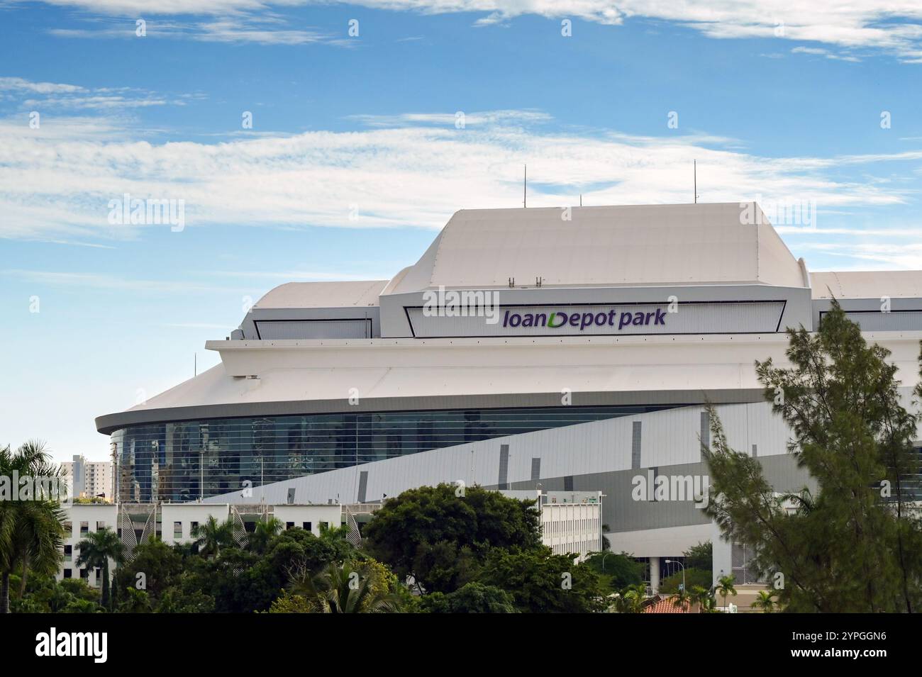 Miami, Florida, USA - 4. Dezember 2023: Außenansicht des Sportstadions Loan Depot Park, in dem das Baseballteam der Miami Marlins beheimatet ist Stockfoto