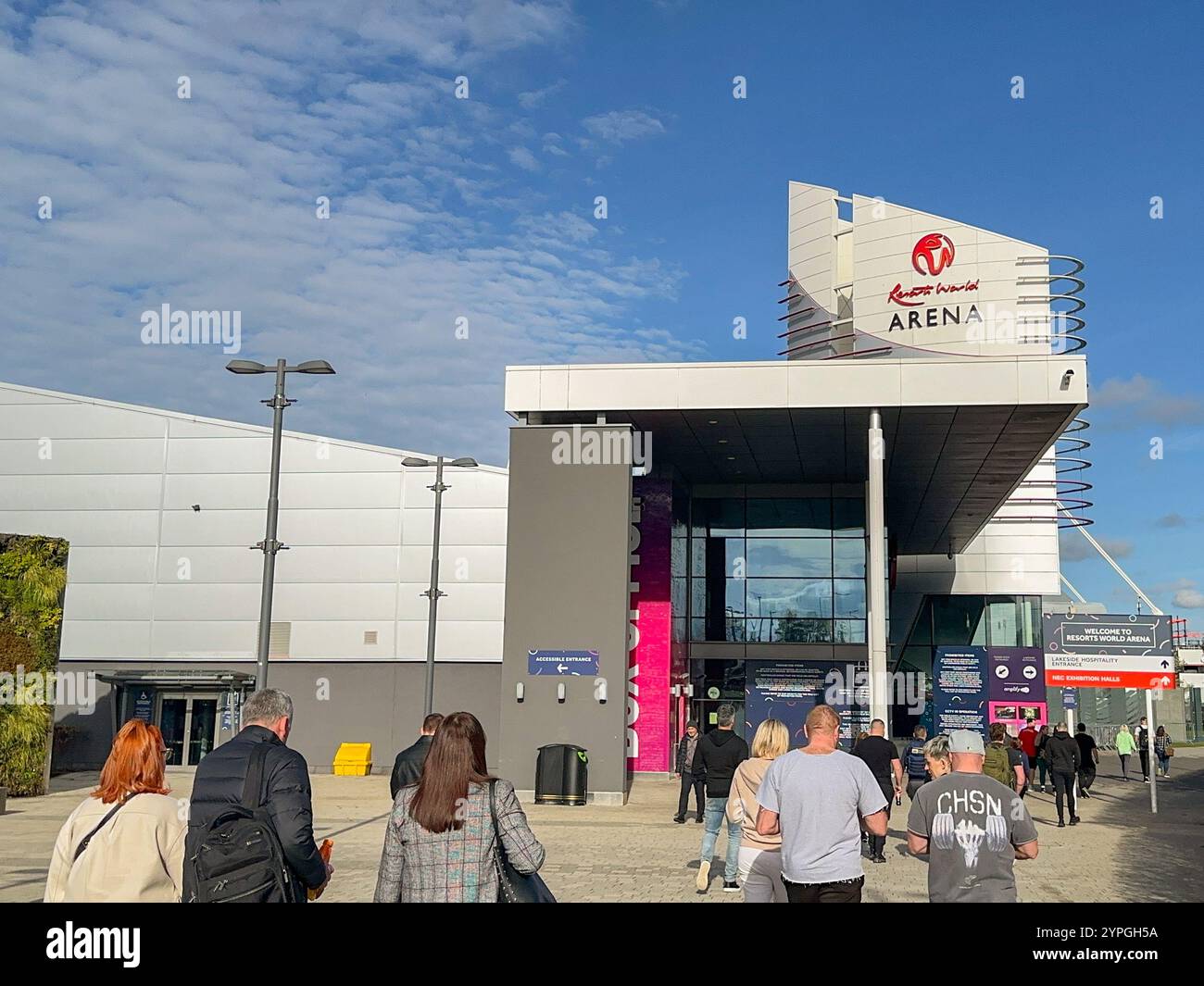Birmingham, England, Großbritannien - 16. März 2024: Menschen gehen in Richtung der Resorts World Concert Arena im NEC National Exhibition Centre Stockfoto