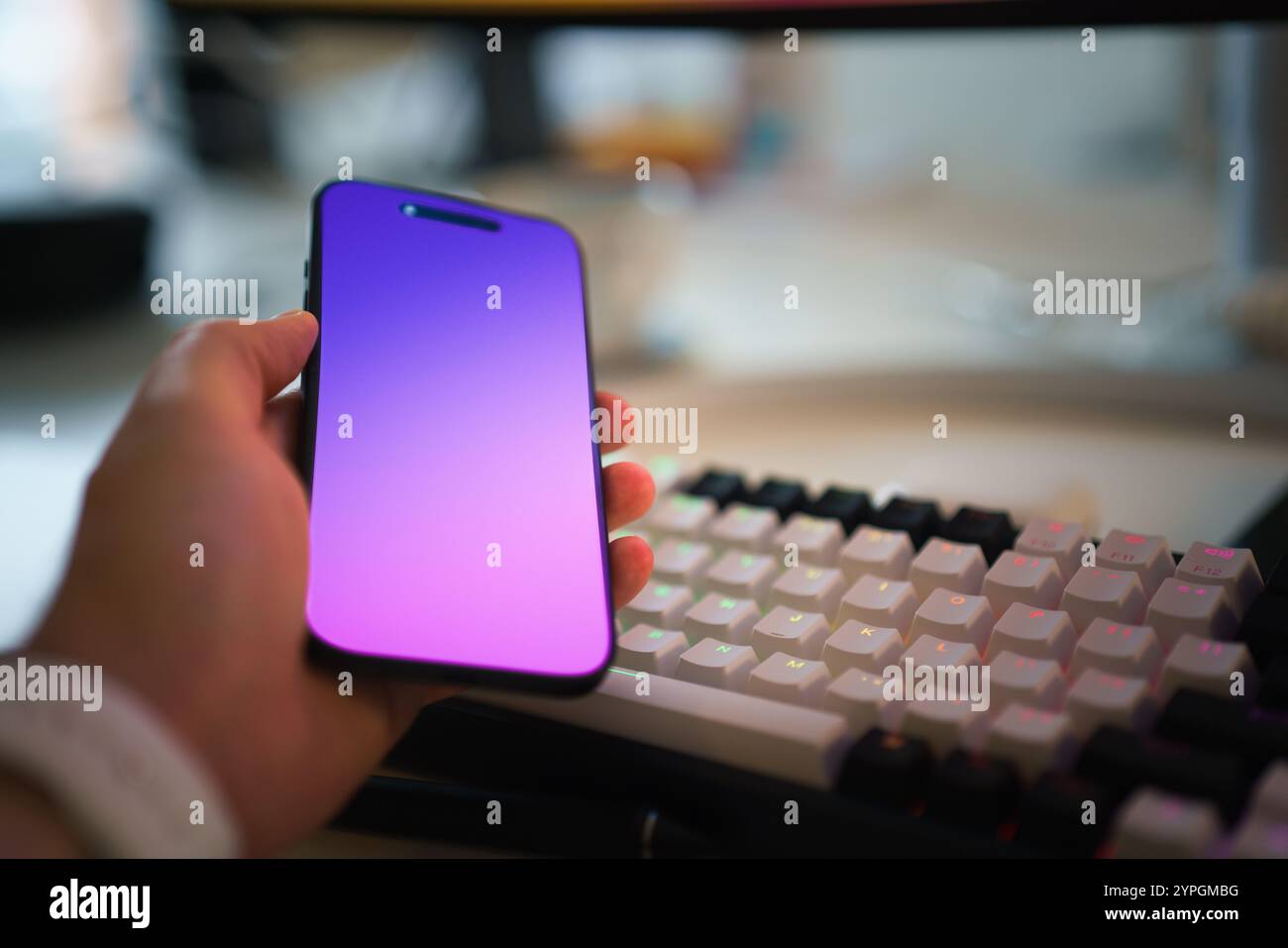 Smartphone leerer Bildschirm Mockup Hand Regenbogenlampen Computertastatur Heimstudio Innenraum elektronische Geräte Geräte Geschäftsgebühren Stockfoto