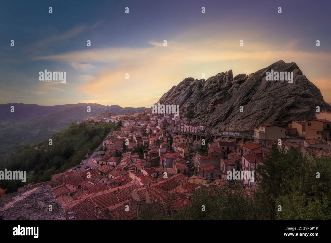 Pietrapertosa Dorf im Apennin bei Sonnenuntergang. Dolomiti Lucane, Region Basilicata, Italien. Stockfoto