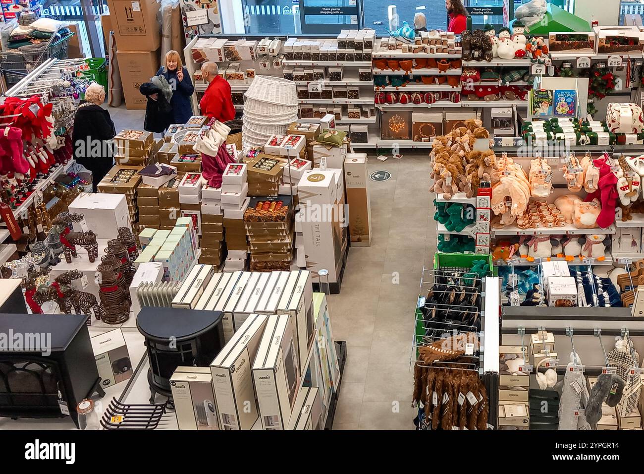 Innenraum des Dunelm Haushaltswarengeschäfts oder Shoppinggeschäfts mit Menschen, die Weihnachtsgeschenke kaufen und stöbern, England, Großbritannien Stockfoto