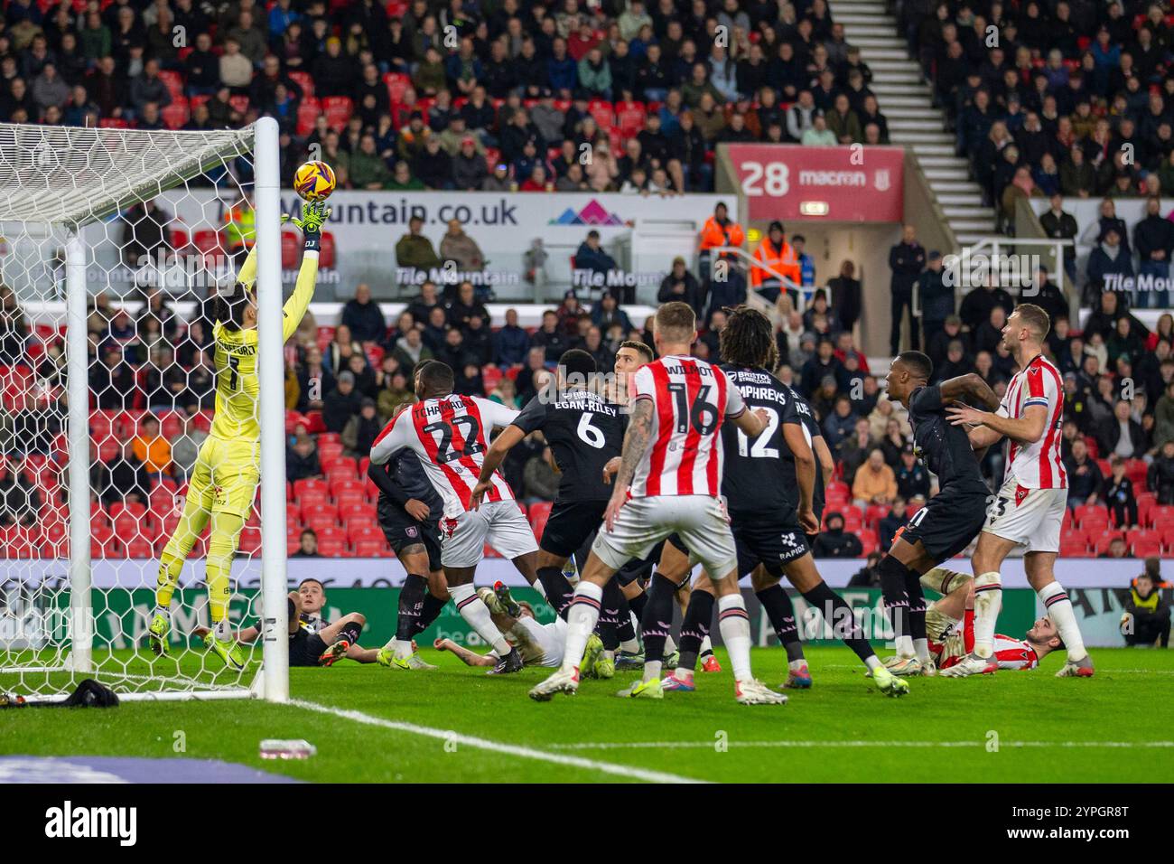 30. November 2024; Bet365 Stadium, Stoke, Staffordshire, England; EFL Championship Football, Stoke City gegen Burnley; Torhüter James Trafford aus Burnley macht einen Reflex-Retter Stockfoto