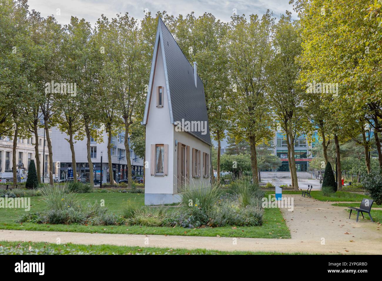 Narrow House Street Art Von Erwin Wurm, Einem Österreichischen Künstler Aus Dem Place Léon Meyer, Le Havre, Frankreich Stockfoto