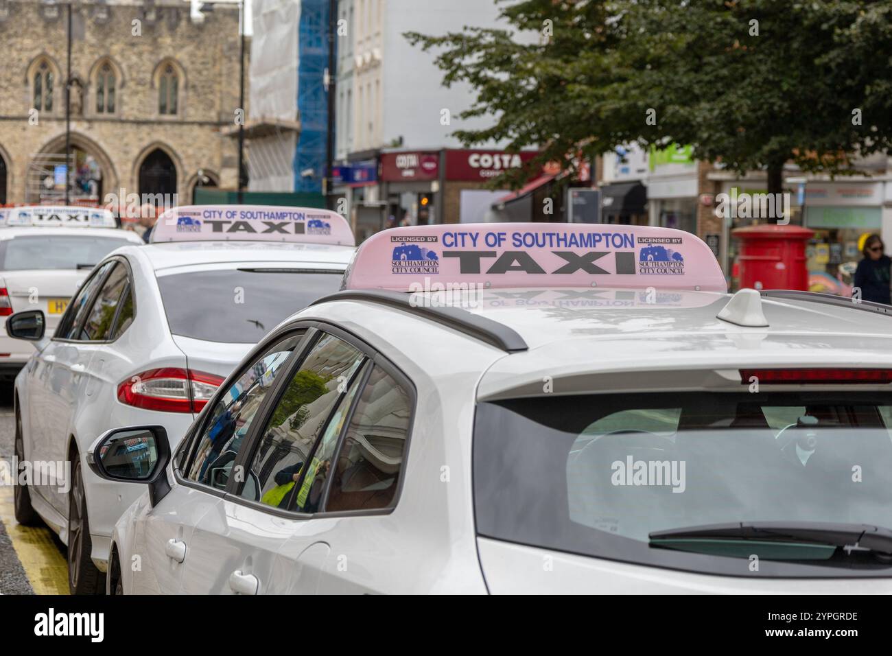 Lizenzierte Taxis an der High Street Southampton England UK Taxi Rank warten auf Kunden Stockfoto