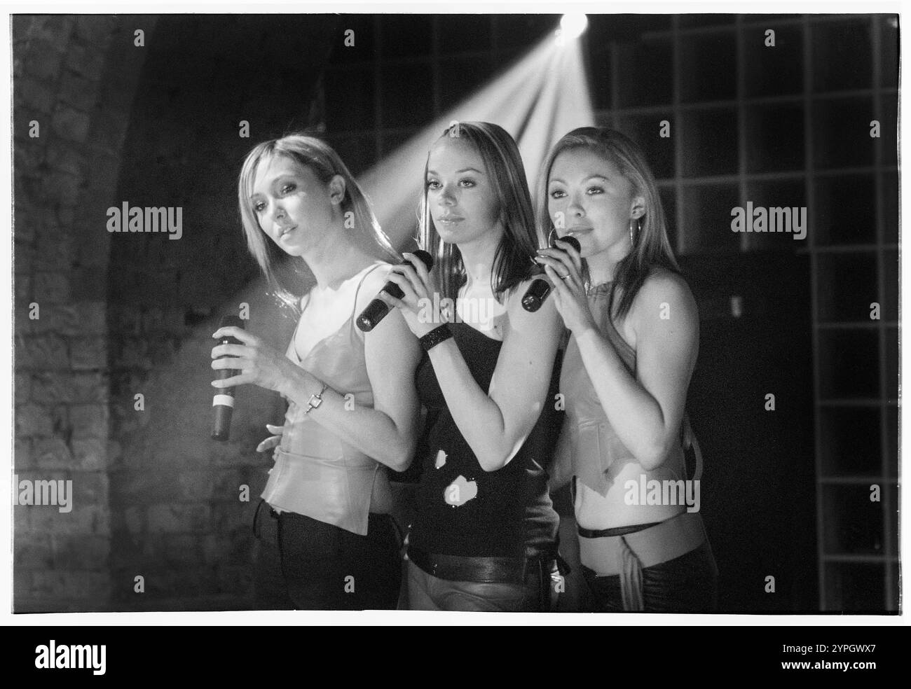 ATOMIC KÄTZCHEN, NEUE BESETZUNG, TV-SHOW, 2001: Jenny Frost, Liz McClarnon und Natasha Hamilton von der Mädchengruppe Atomic Kitten, die am 1. September 2001 in Porth, Wales, Großbritannien, in der TV-Musiksendung Pop Factory auftreten. Foto: Rob Watkins. INFO: Atomic Kitten, eine britische Mädchengruppe, die 1998 gegründet wurde, erzielte Anfang der 2000er Jahre große Erfolge mit Hits wie Whole Again und The Tide Is High. Bekannt für ihre eingängigen Pop-Melodien und Harmonien, wurden sie zu Ikonen der britischen Popmusik. Stockfoto