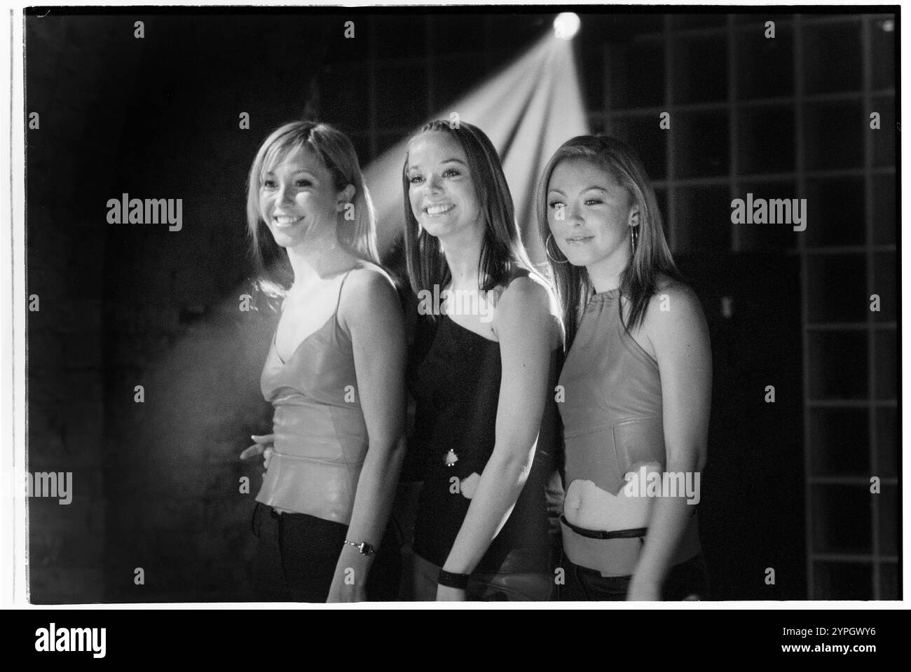 ATOMIC KÄTZCHEN, NEUE BESETZUNG, TV-SHOW, 2001: Jenny Frost, Liz McClarnon und Natasha Hamilton von der Mädchengruppe Atomic Kitten, die am 1. September 2001 in Porth, Wales, Großbritannien, in der TV-Musiksendung Pop Factory auftreten. Foto: Rob Watkins. INFO: Atomic Kitten, eine britische Mädchengruppe, die 1998 gegründet wurde, erzielte Anfang der 2000er Jahre große Erfolge mit Hits wie Whole Again und The Tide Is High. Bekannt für ihre eingängigen Pop-Melodien und Harmonien, wurden sie zu Ikonen der britischen Popmusik. Stockfoto