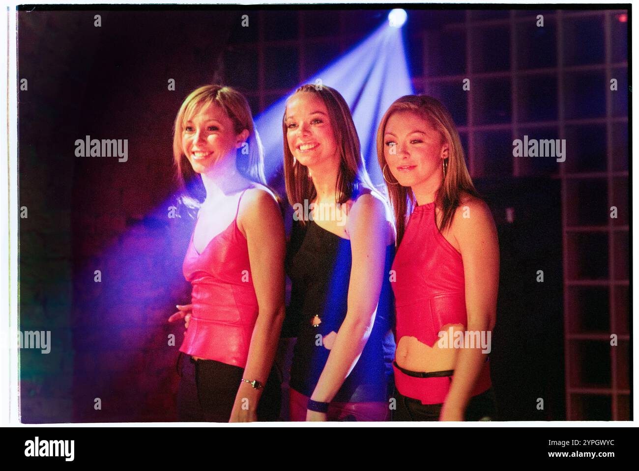 ATOMIC KÄTZCHEN, NEUE BESETZUNG, TV-SHOW, 2001: Jenny Frost, Liz McClarnon und Natasha Hamilton von der Mädchengruppe Atomic Kitten, die am 1. September 2001 in Porth, Wales, Großbritannien, in der TV-Musiksendung Pop Factory auftreten. Foto: Rob Watkins. INFO: Atomic Kitten, eine britische Mädchengruppe, die 1998 gegründet wurde, erzielte Anfang der 2000er Jahre große Erfolge mit Hits wie Whole Again und The Tide Is High. Bekannt für ihre eingängigen Pop-Melodien und Harmonien, wurden sie zu Ikonen der britischen Popmusik. Stockfoto