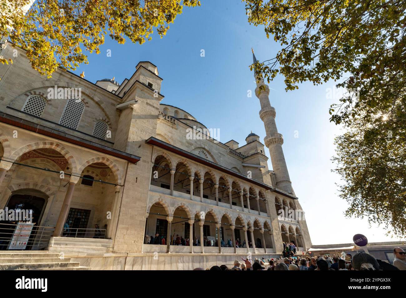 Istanbul, TR - 23. Oktober 2024 die Blaue Moschee, ein Wahrzeichen Istanbuls, verfügt über majestätische Kuppeln, elegante Minarette und komplizierte Bögen, die von l Stockfoto