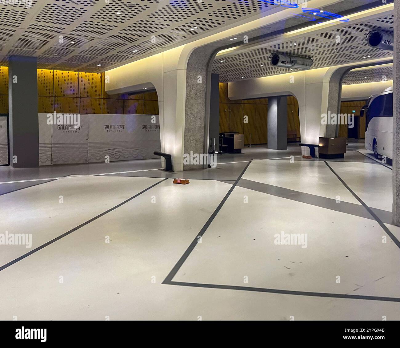 Istanbul, TR - 23. Okt. 2024 der Parkplatz am Galataport Istanbul Cruise Ship Terminal ist eine geräumige, gut organisierte Zone, die leichten Zugang für C Stockfoto