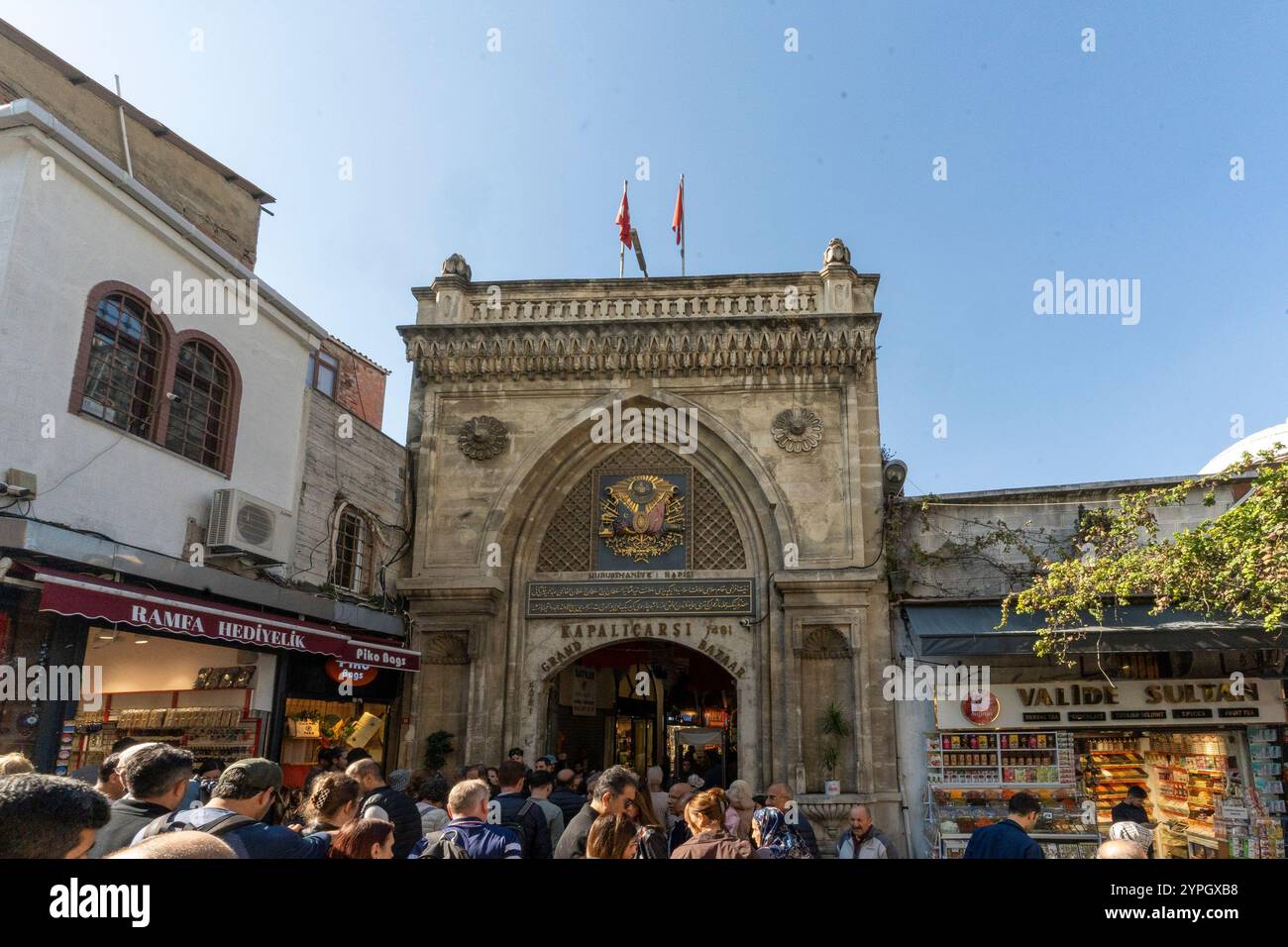 Istanbul, TR - 23. Okt. 2024 geschäftige Straße vor dem Großen Basar: Händler rufen hervor, bunte Waren werden ausgestellt, und die Käufer feilschen eifrig Stockfoto