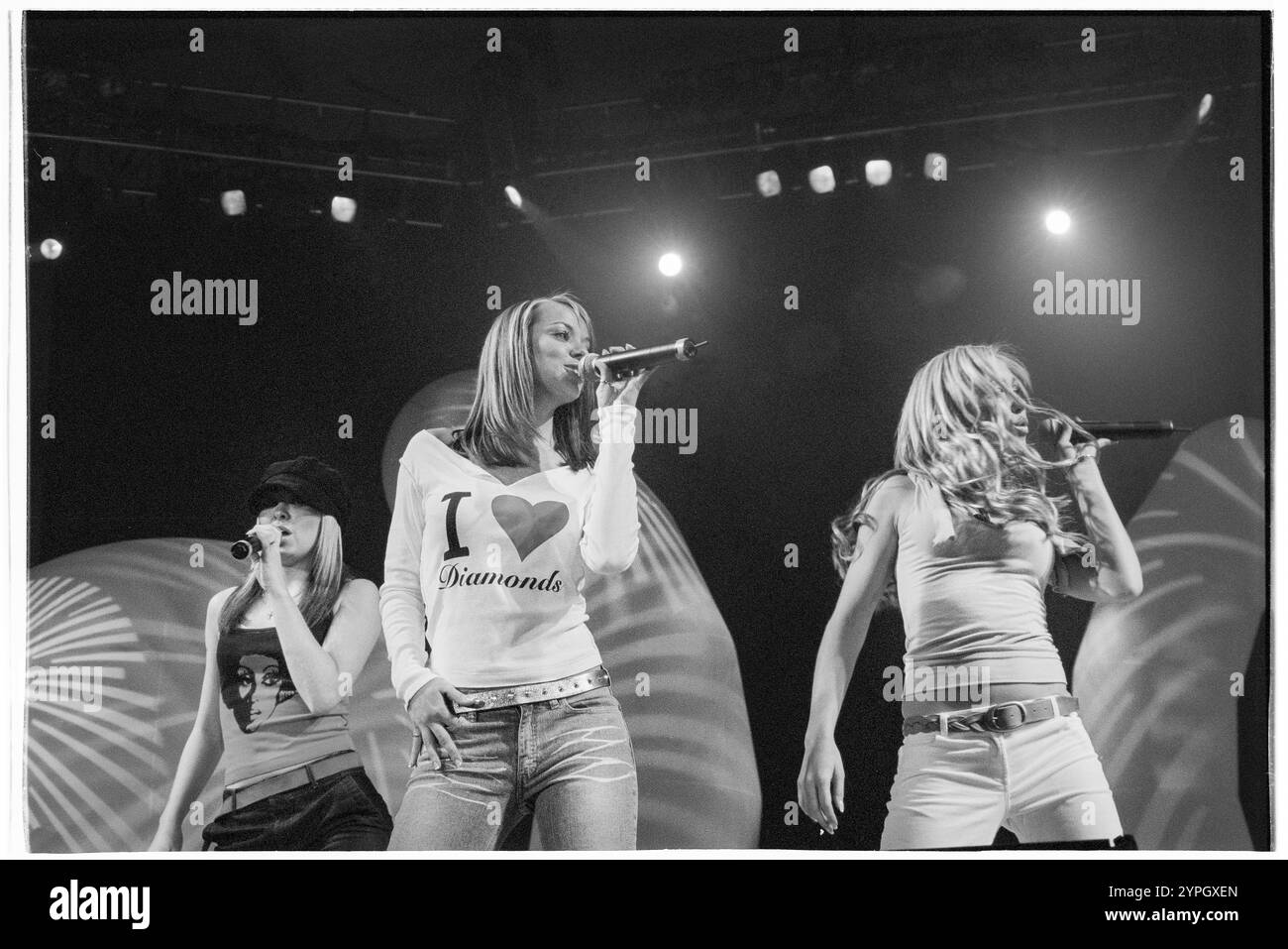 ATOMIC KITTEN, SMASH HITS TOUR, 2001: Liz McClarnon (weißes Top), Natasha Hamilton (blaues Top) und Jenny Frost (rotes Top) von Atomic Kitten mit der Smash Hits Tour in der Cardiff International Arena, CIA, Cardiff, Wales, UK am 4. Dezember 2001. Foto: ROB WATKINS. INFO: Atomic Kitten, eine britische Mädchengruppe, die 1998 gegründet wurde, erzielte Anfang der 2000er Jahre große Erfolge mit Hits wie Whole Again und The Tide Is High. Bekannt für ihre eingängigen Pop-Melodien und Harmonien, wurden sie zu Ikonen der britischen Popmusik. Stockfoto