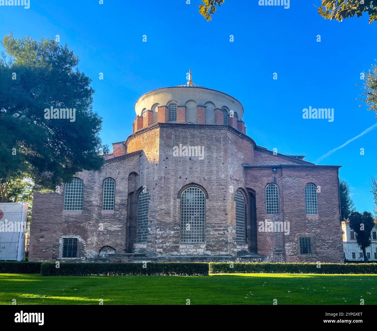Istanbul, TR - 23. Okt. 2024 das Äußere der Irini-Kathedrale ist mit robustem byzantinischem Steinwerk, einer anmutigen Kuppel und bogenförmigen Fenstern ausgestattet, die Ti ausstrahlen Stockfoto