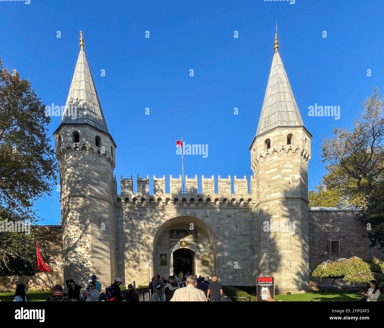 Istanbul, TR - 23. Oktober 2024 das Tor des Friedens im Topkapi-Palast ist ein großer Eingang zur osmanischen Pracht, mit komplizierten Schnitzereien, hoch aufragenden Bögen, A Stockfoto