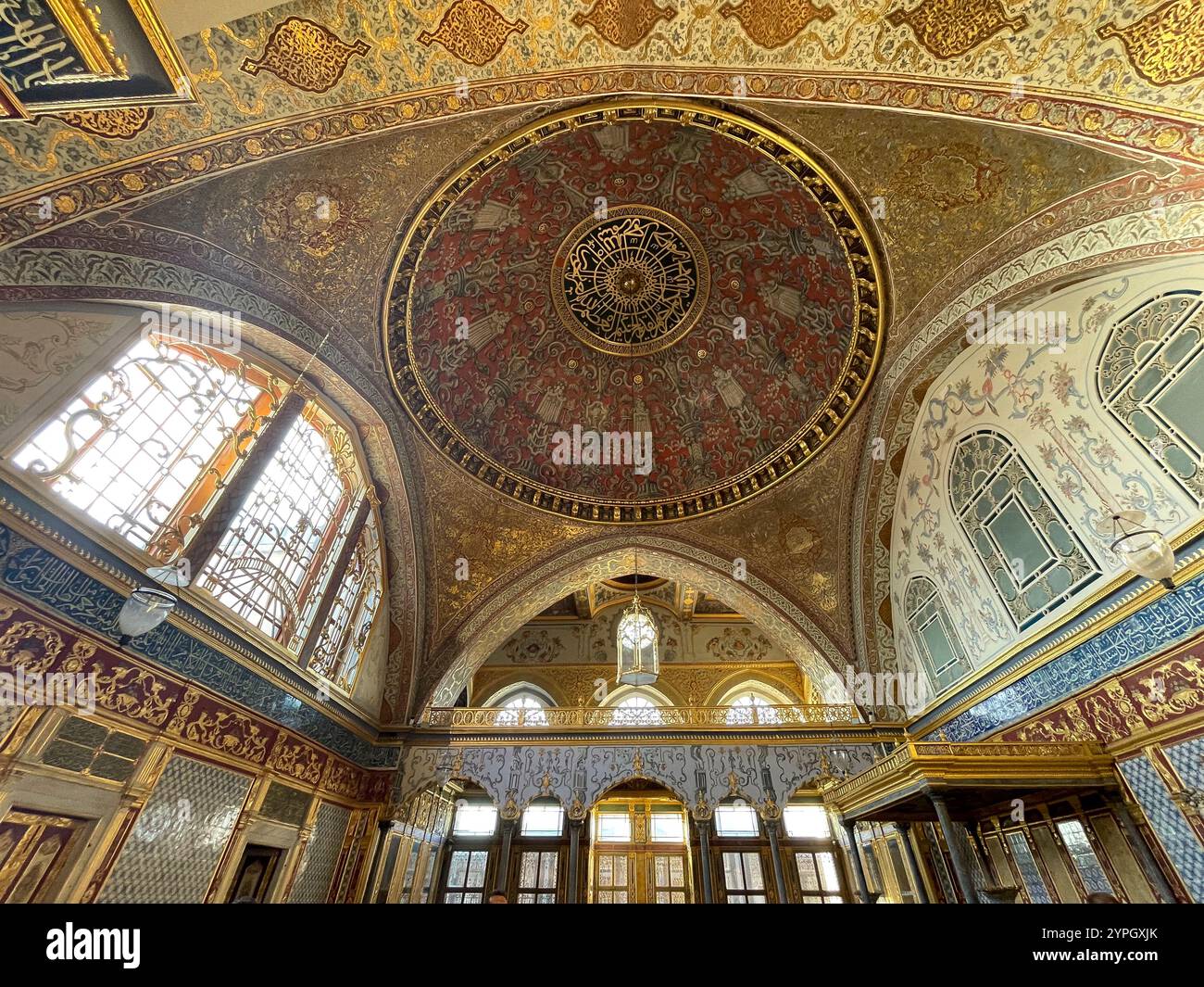 Istanbul, TR - 23. Oktober 2024 der Kaisersaal im Harem des Topkapi-Palastes ist sein größter Kuppelraum mit üppigem osmanischem Dekor, komplizierten Fliesen und Gi Stockfoto