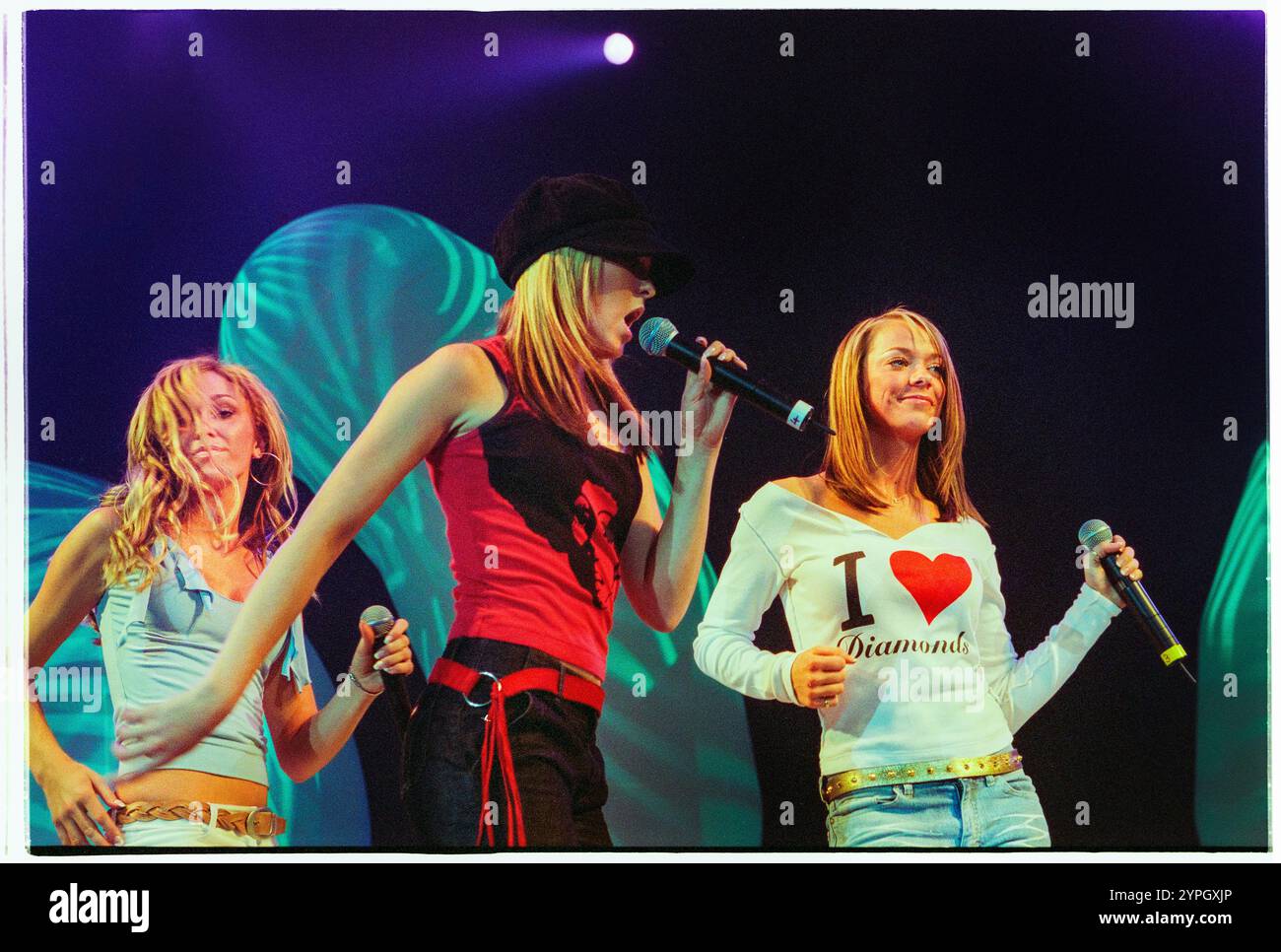 ATOMIC KITTEN, SMASH HITS TOUR, 2001: Liz McClarnon (weißes Top), Natasha Hamilton (blaues Top) und Jenny Frost (rotes Top) von Atomic Kitten mit der Smash Hits Tour in der Cardiff International Arena, CIA, Cardiff, Wales, UK am 4. Dezember 2001. Foto: ROB WATKINS. INFO: Atomic Kitten, eine britische Mädchengruppe, die 1998 gegründet wurde, erzielte Anfang der 2000er Jahre große Erfolge mit Hits wie Whole Again und The Tide Is High. Bekannt für ihre eingängigen Pop-Melodien und Harmonien, wurden sie zu Ikonen der britischen Popmusik. Stockfoto